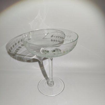 Ваза на ножке, украшенная резным декором