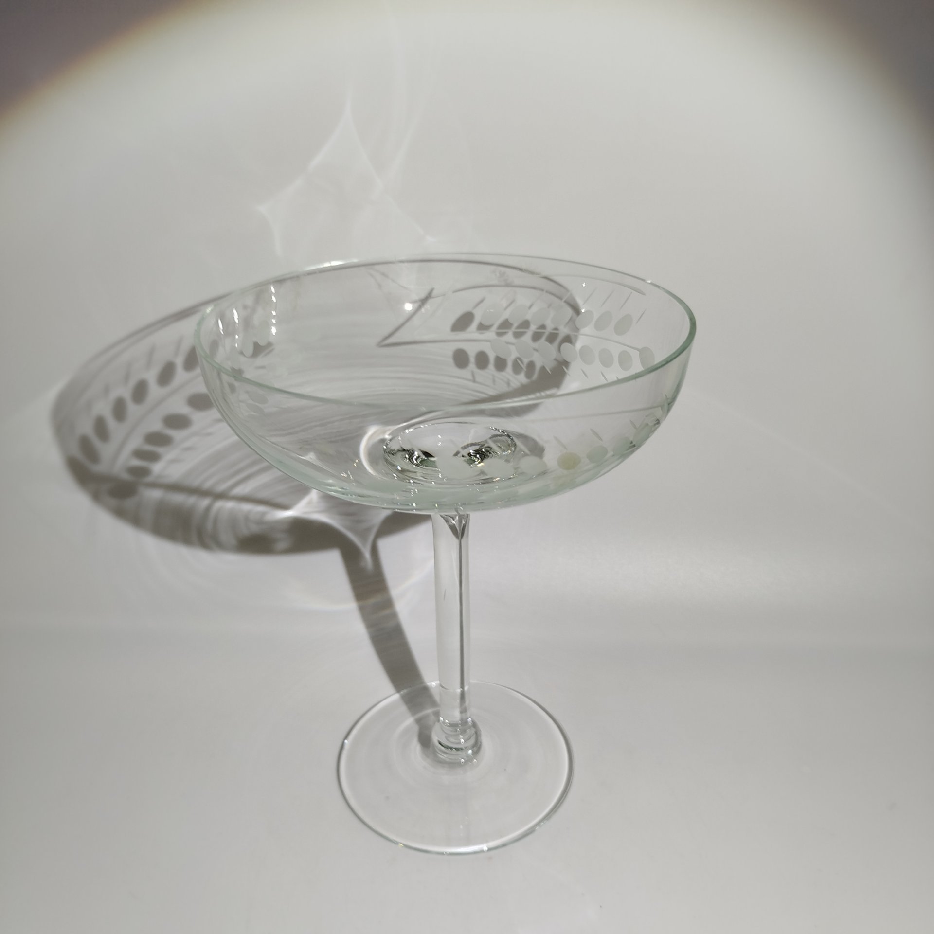 Ваза на ножке, украшенная резным декором