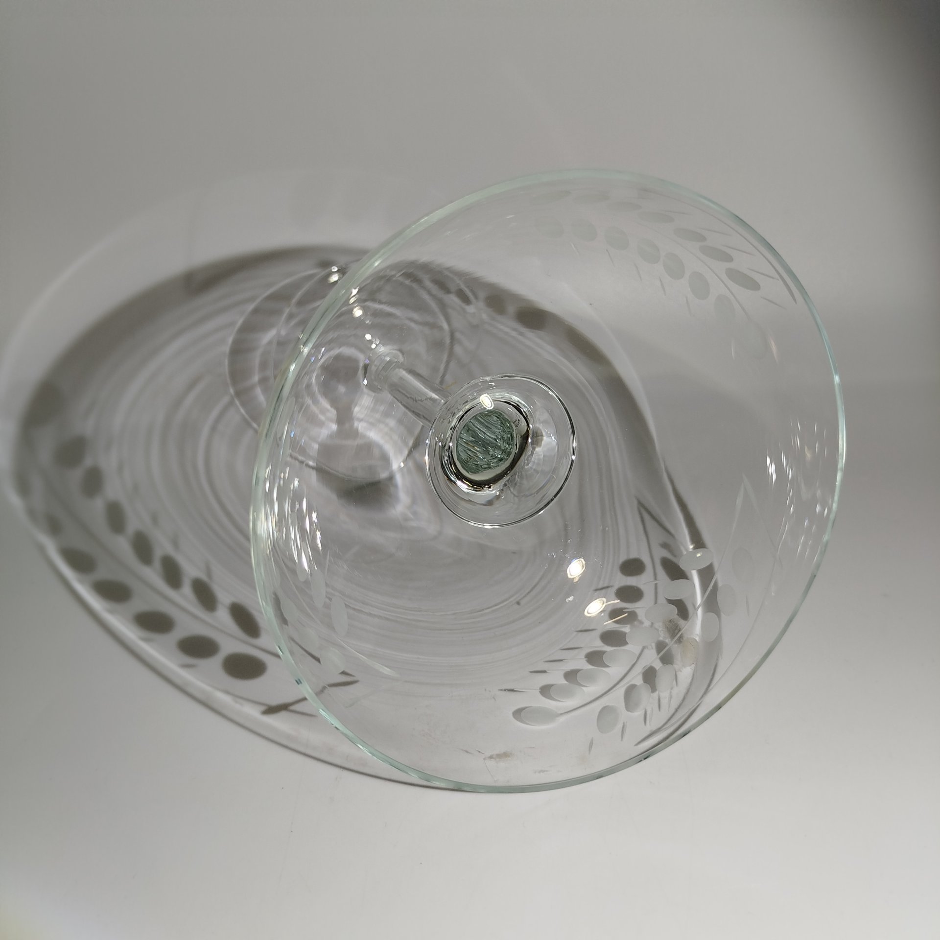 Ваза на ножке, украшенная резным декором