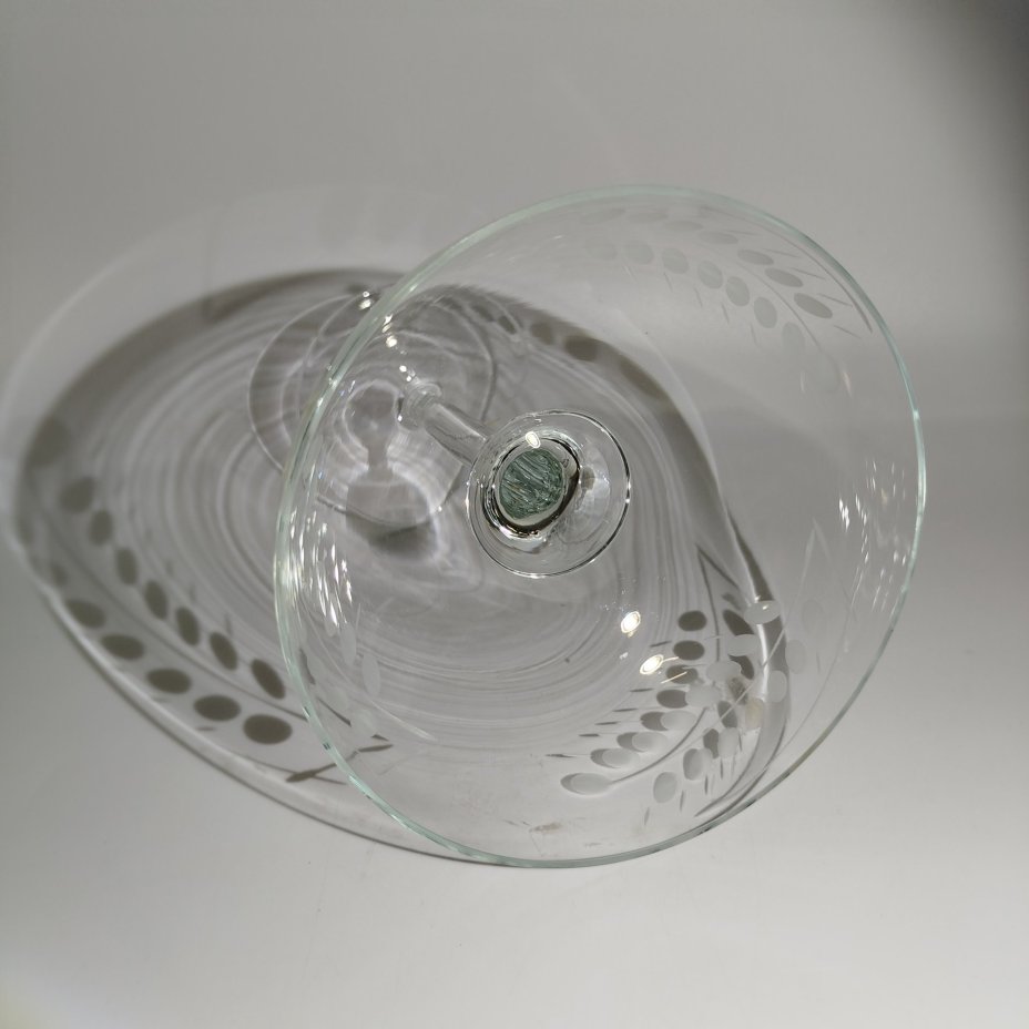 Ваза на ножке, украшенная резным декором