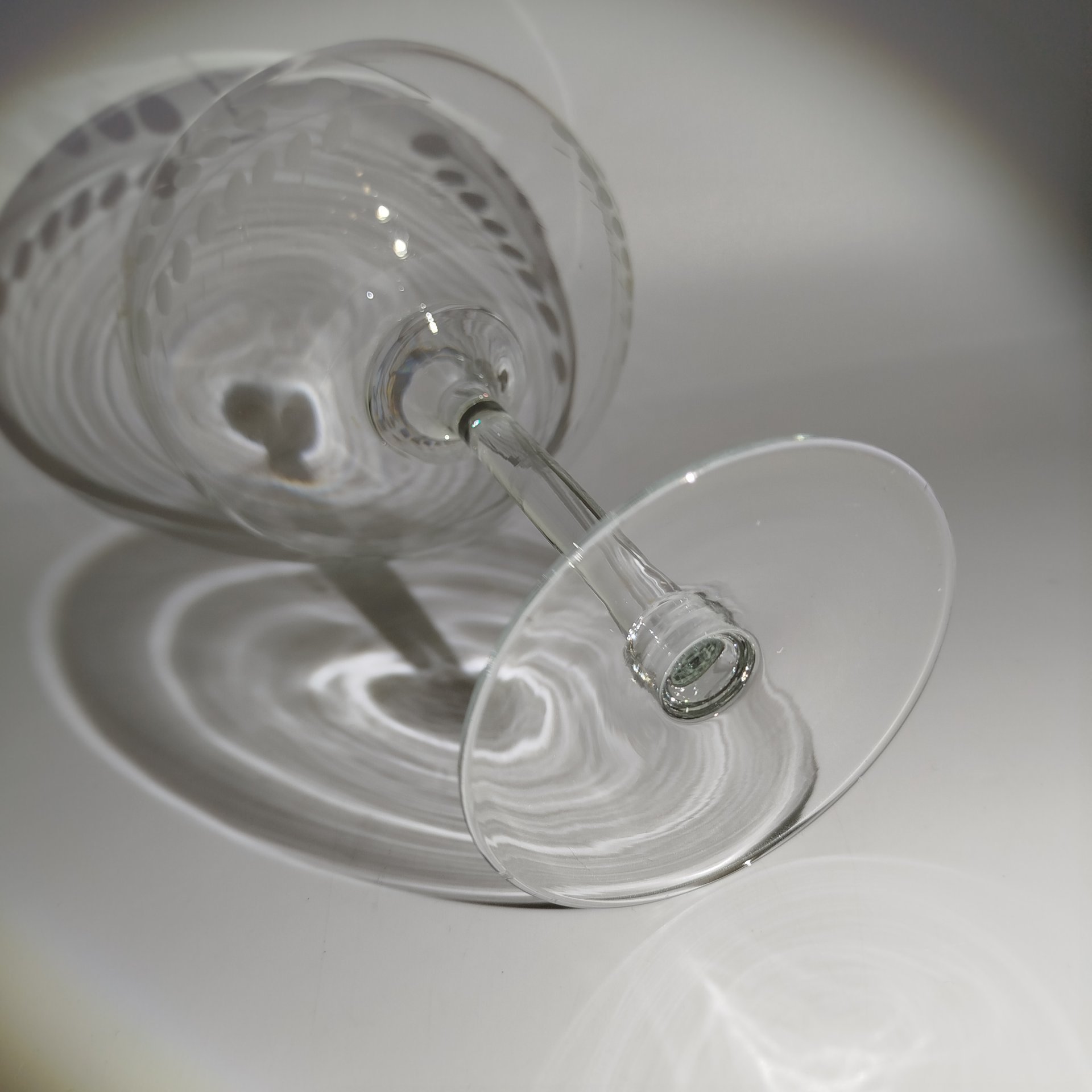 Ваза на ножке, украшенная резным декором