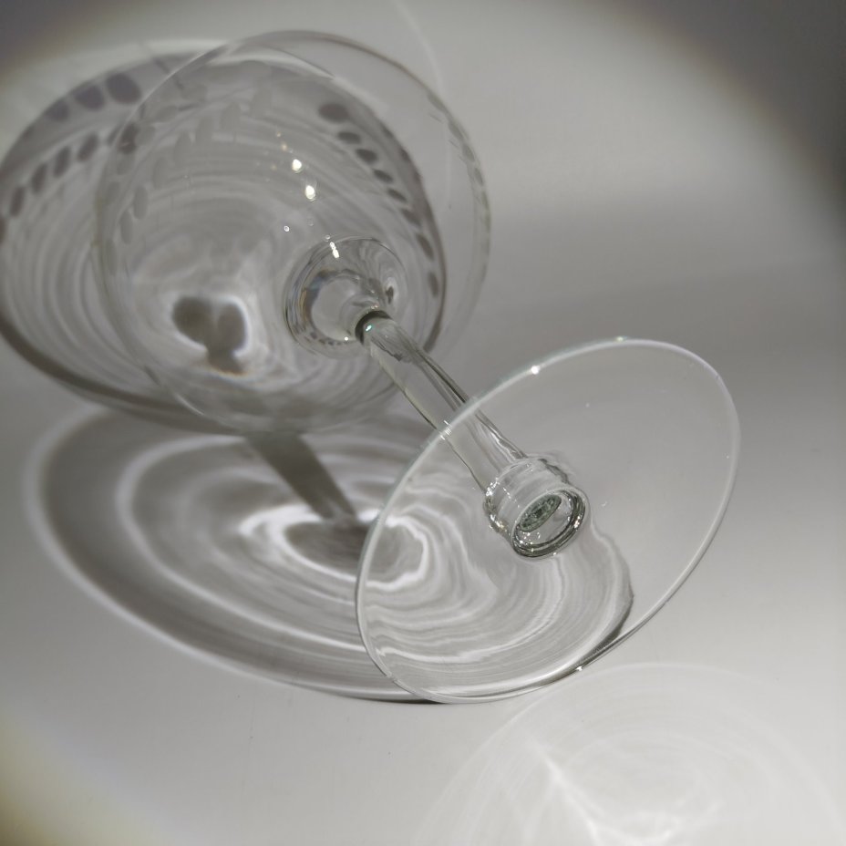 Ваза на ножке, украшенная резным декором