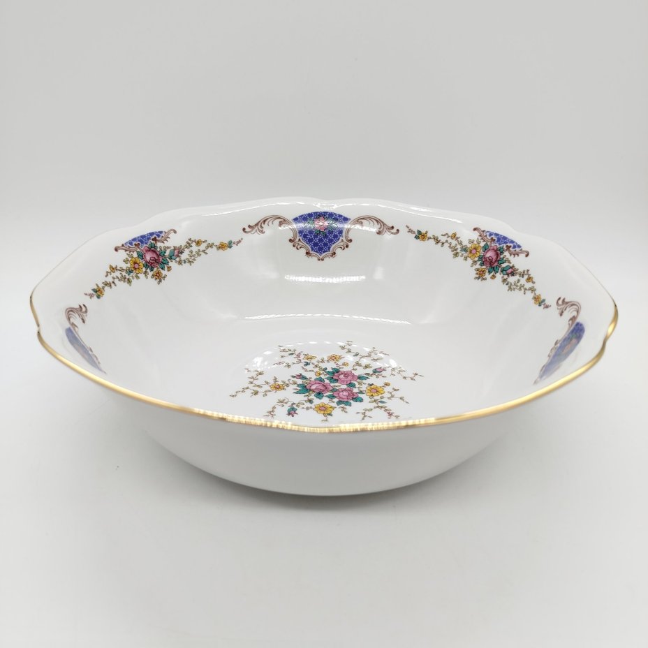 Салатник с цветочным декором и фигурным краем