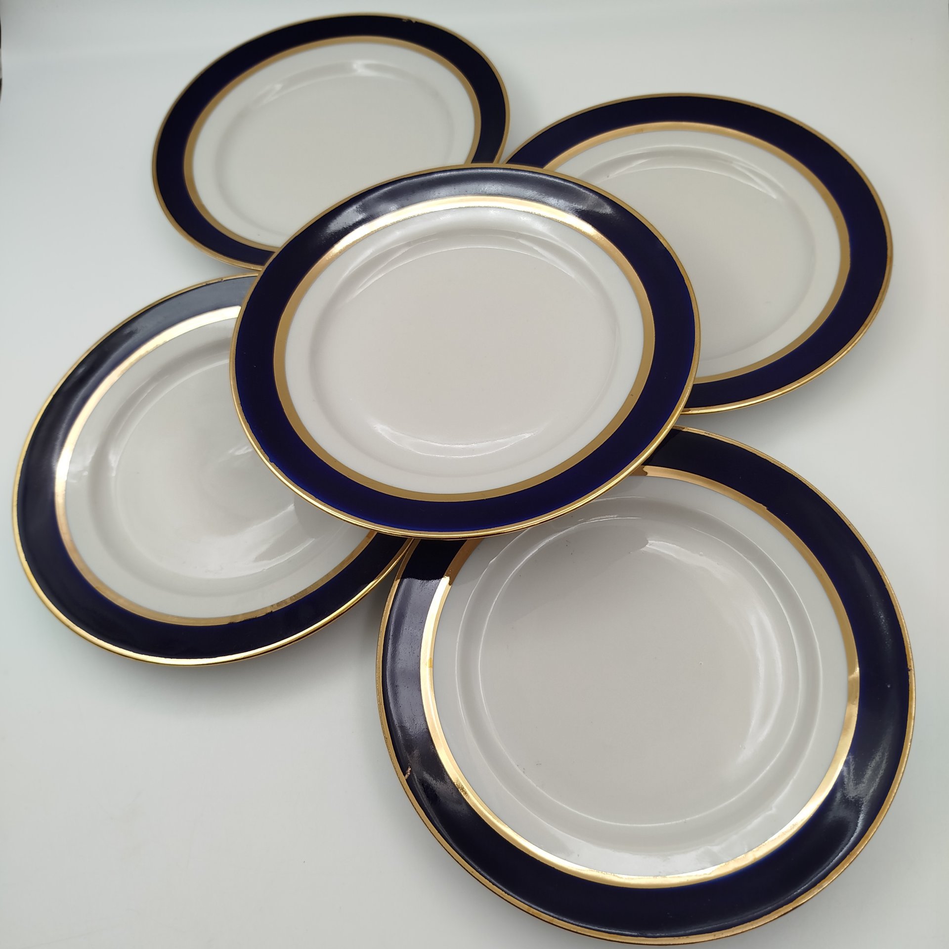 Набор из 5-ти закусочных тарелок, украшенных ленточным декором, фарфор, крытье, золочение, Дулевский фарфоровый завод (Дулёво), СССР, 1990 г.