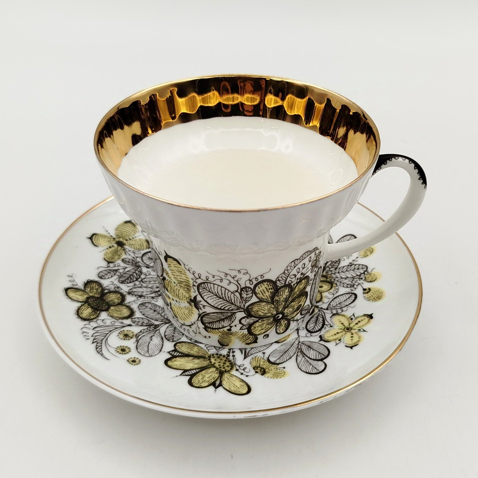 Кофейная пара "Золотое кружево" (Русское кружево), автор росписи Т.Н. Безпалова-Михалёва, форма "Волна", автор формы Э. Криммер, Ленинградский фарфоровый завод (ЛФЗ)