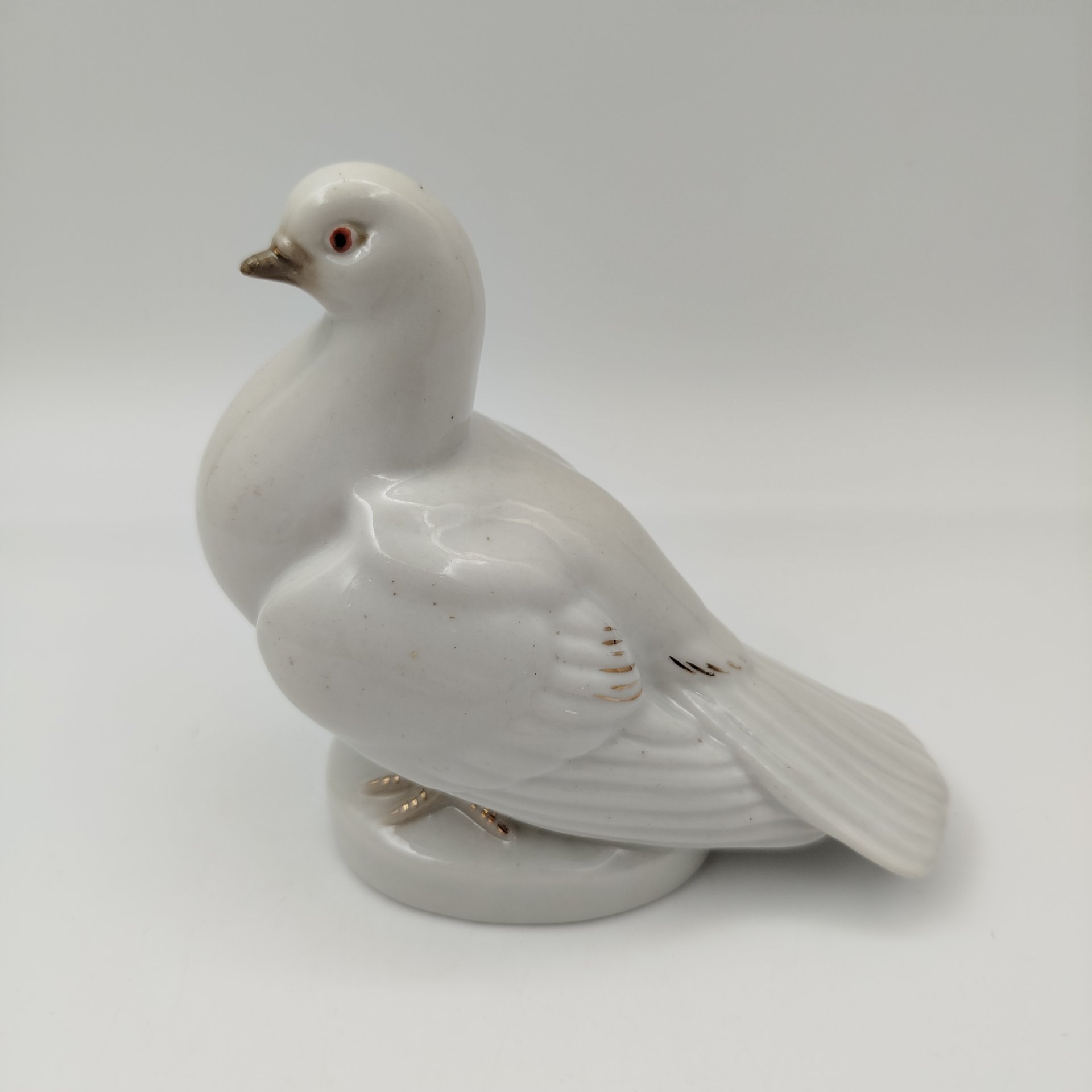 Статуэтка "Голубь", фарфор, роспись, золочение, Турыгинский фарфоровый завод артели «Художественная керамика» (Гжель), СССР, 1950-1960 гг.