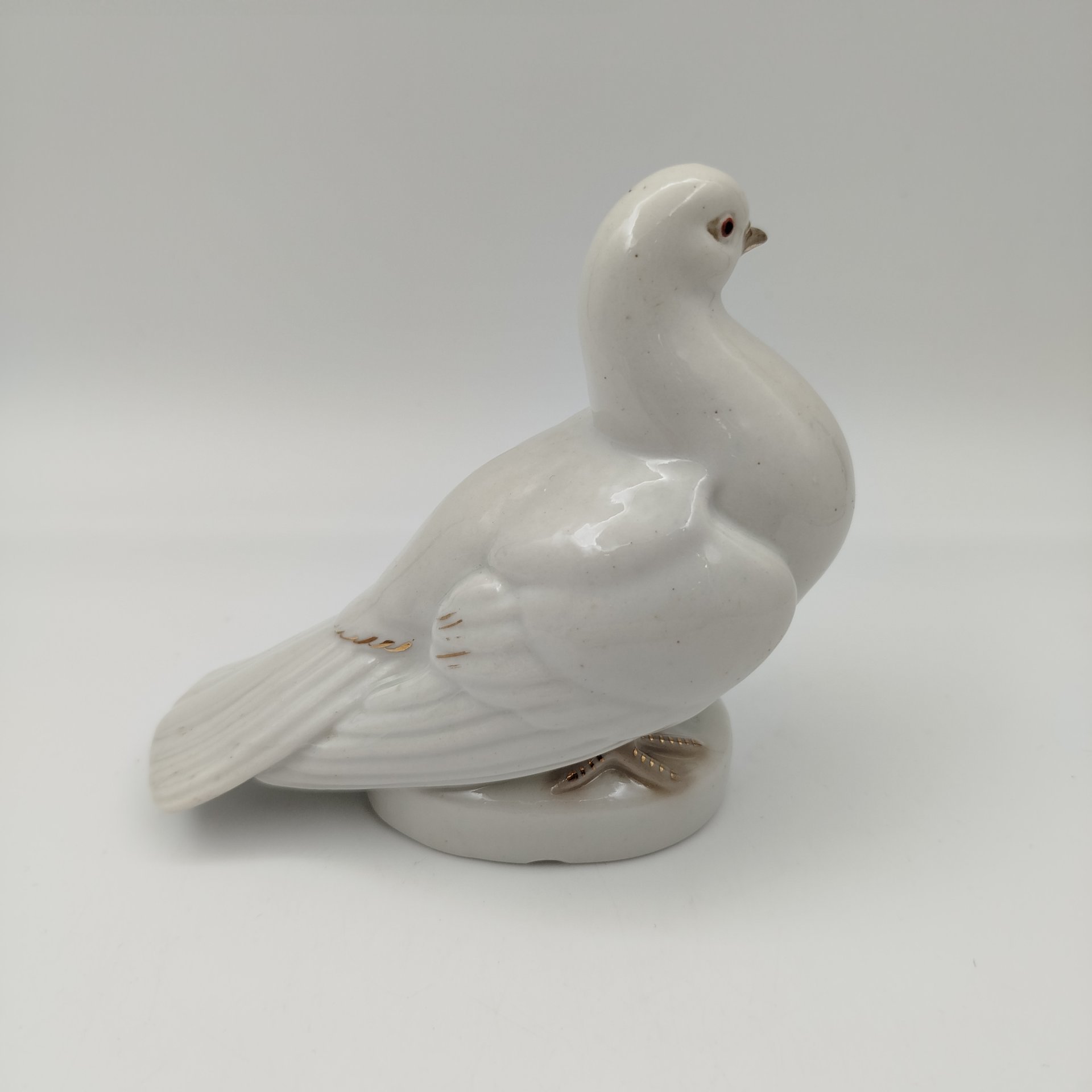 Статуэтка "Голубь", фарфор, роспись, золочение, Турыгинский фарфоровый завод артели «Художественная керамика» (Гжель), СССР, 1950-1960 гг.