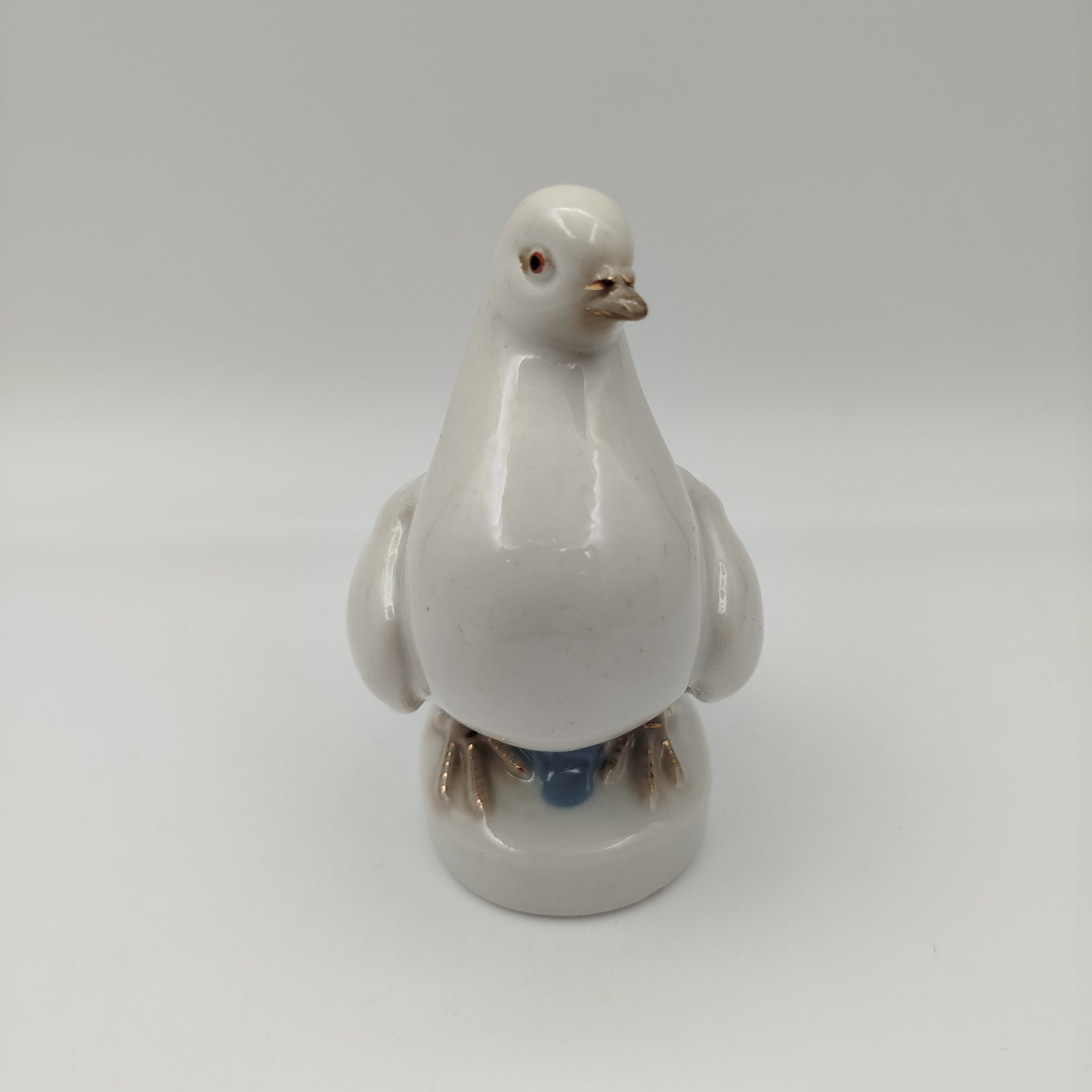 Статуэтка "Голубь", фарфор, роспись, золочение, Турыгинский фарфоровый завод артели «Художественная керамика» (Гжель), СССР, 1950-1960 гг.