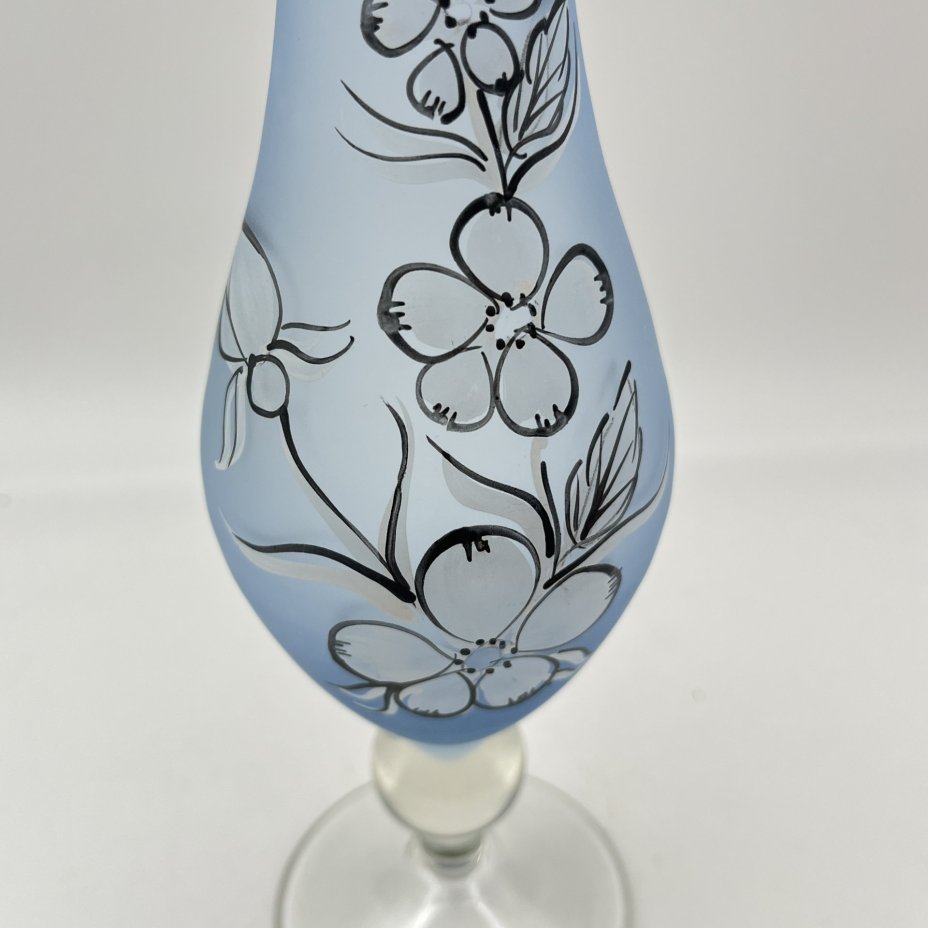 Ваза с узким горлышком для одного цветка