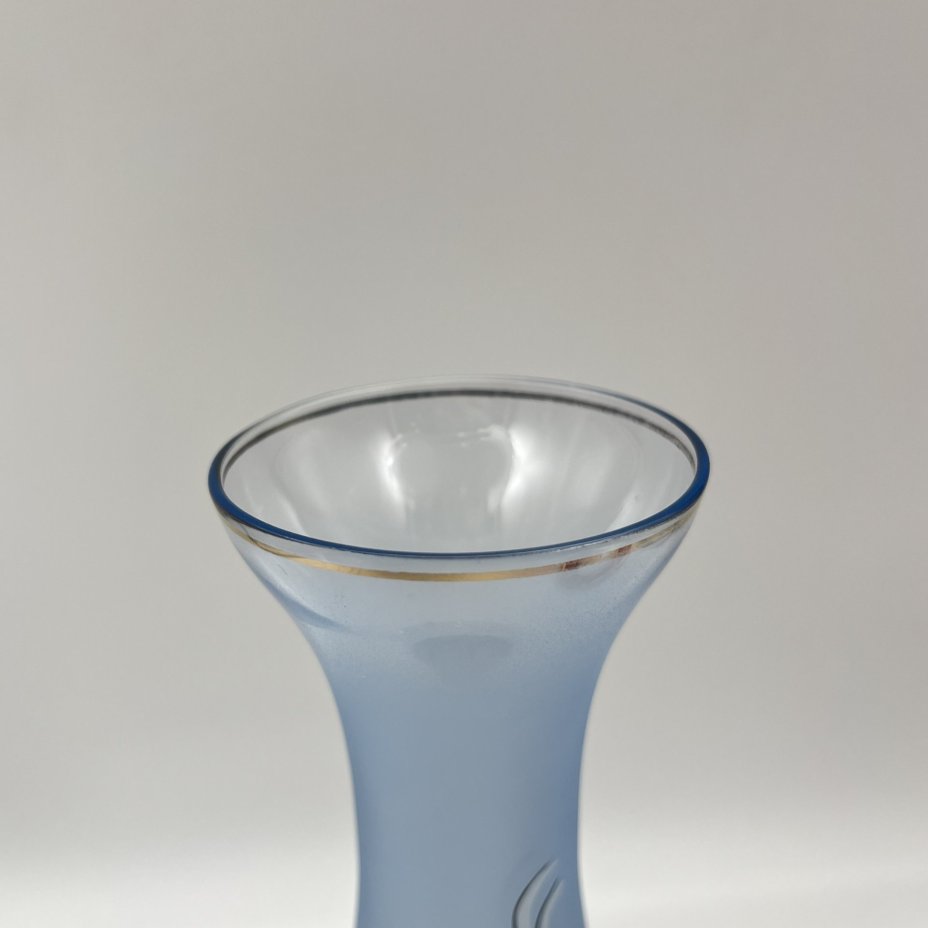 Ваза с узким горлышком для одного цветка