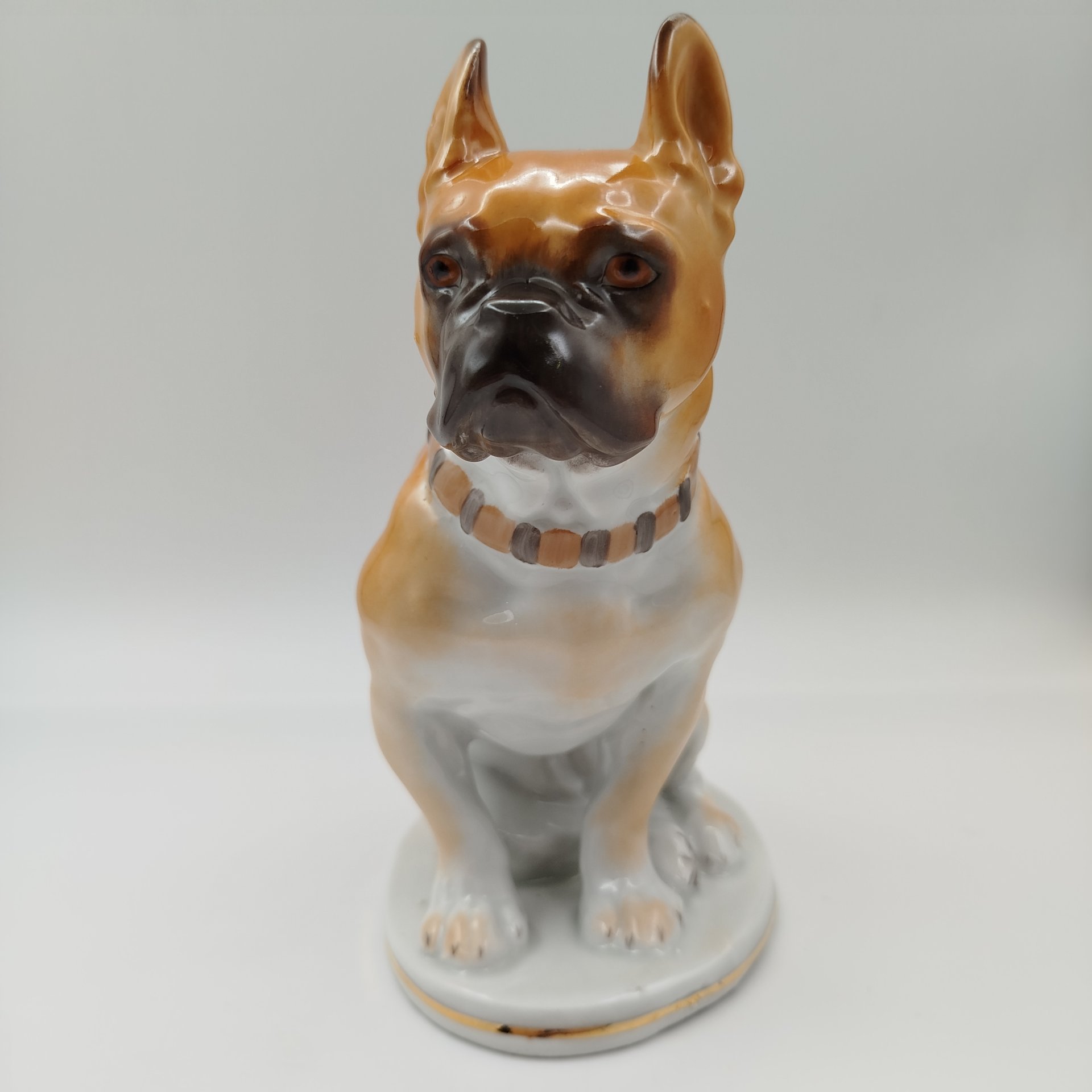 [Раннее клеймо] Статуэтка "Боксёр", скульптор В.С. Драчинская, автор росписи И.И. Ризнич, фарфор, роспись, золочение, Ленинградский фарфоровый завод (ЛФЗ), СССР, 1945-1950 гг.