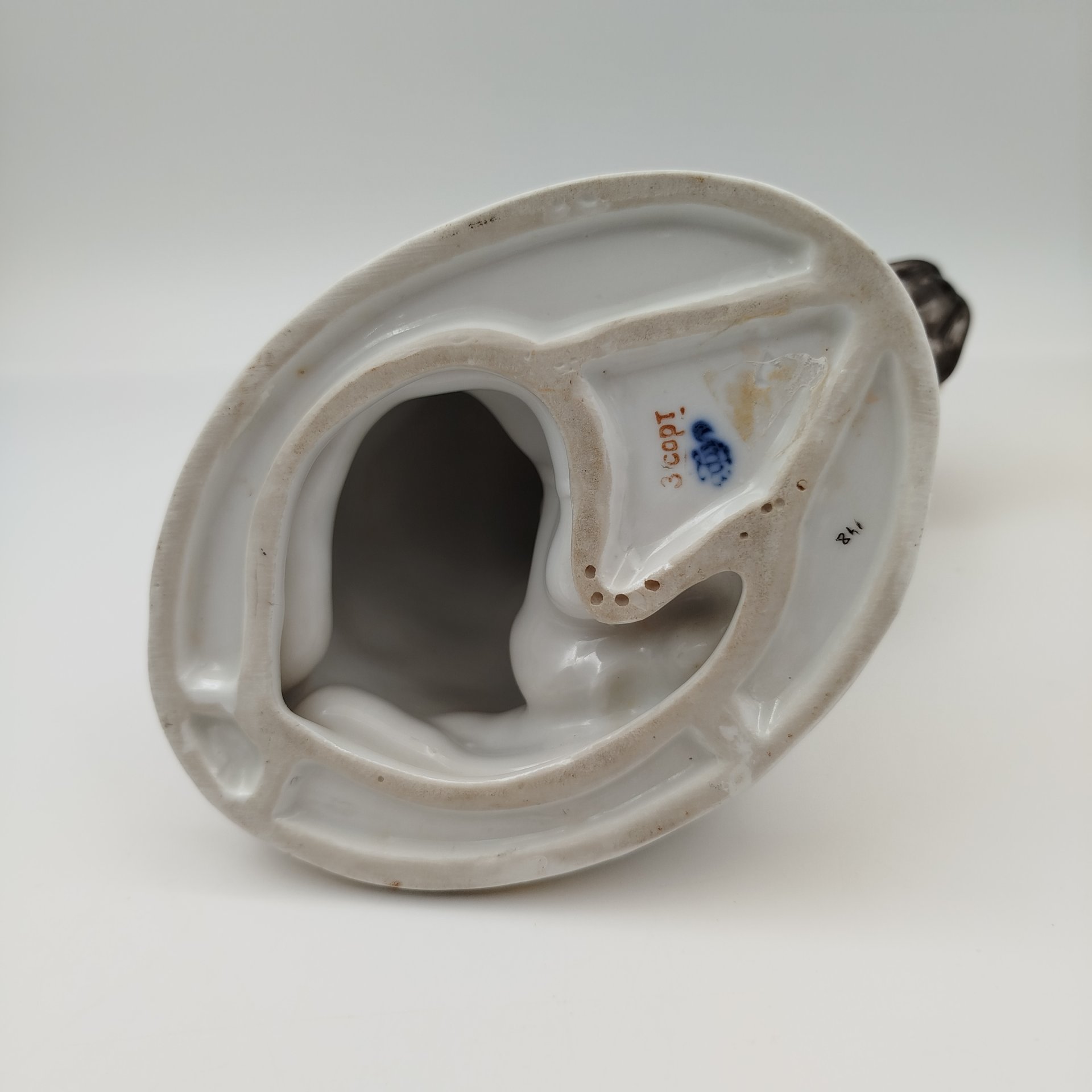 [Раннее клеймо] Статуэтка "Боксёр", скульптор В.С. Драчинская, автор росписи И.И. Ризнич, фарфор, роспись, золочение, Ленинградский фарфоровый завод (ЛФЗ), СССР, 1945-1950 гг.