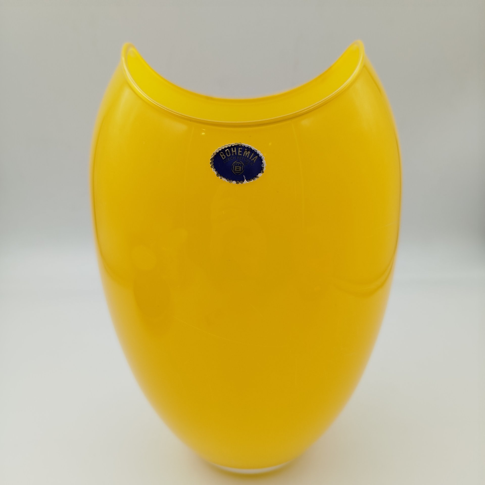Ваза ярко-желтого цвета в форме яйца, стекло, Чехия, 1990-2010 гг.