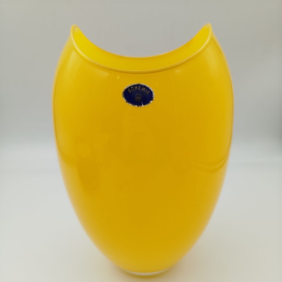 Ваза ярко-желтого цвета в форме яйца, стекло, Чехия, 1990-2010 гг.