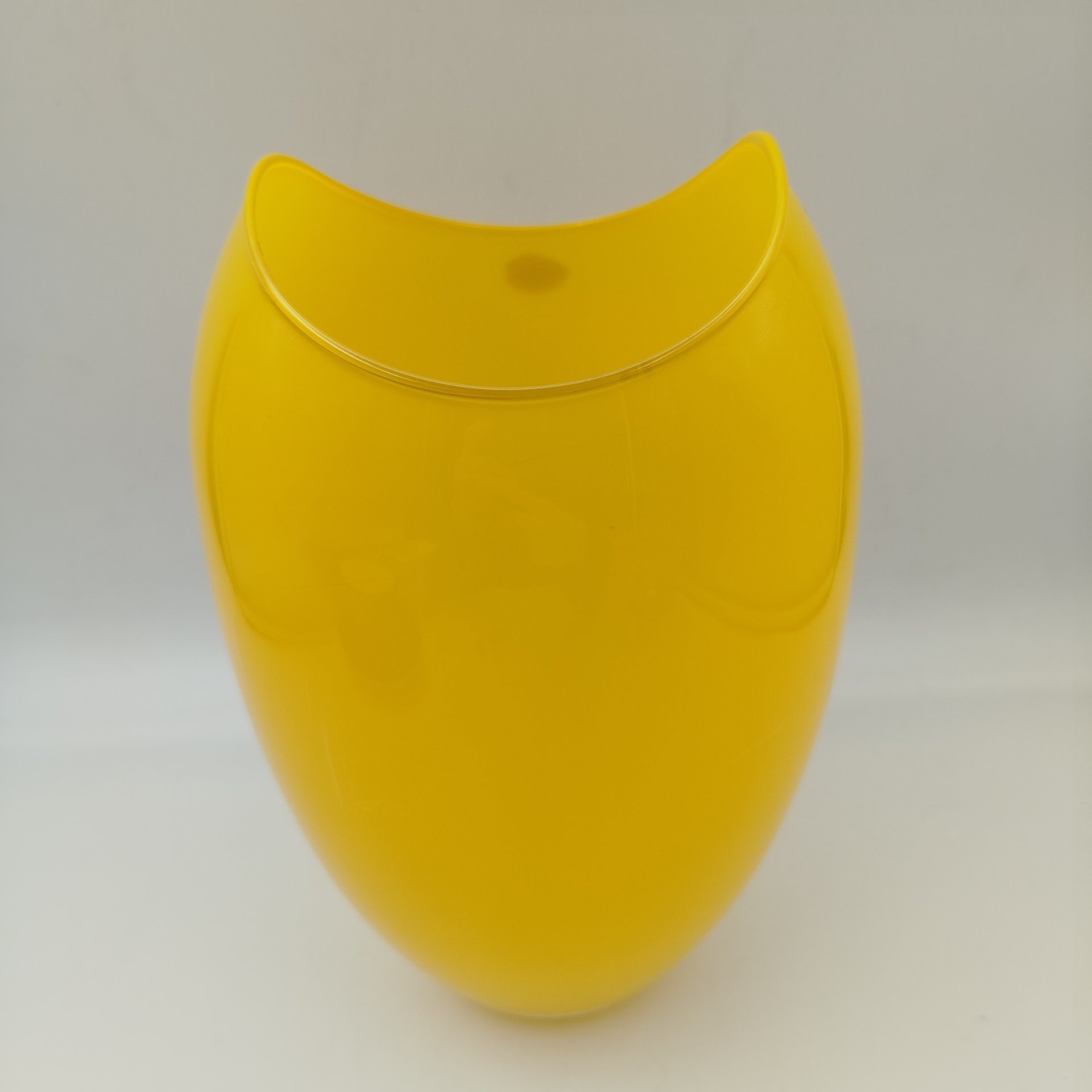 Ваза ярко-желтого цвета в форме яйца, стекло, Чехия, 1990-2010 гг.