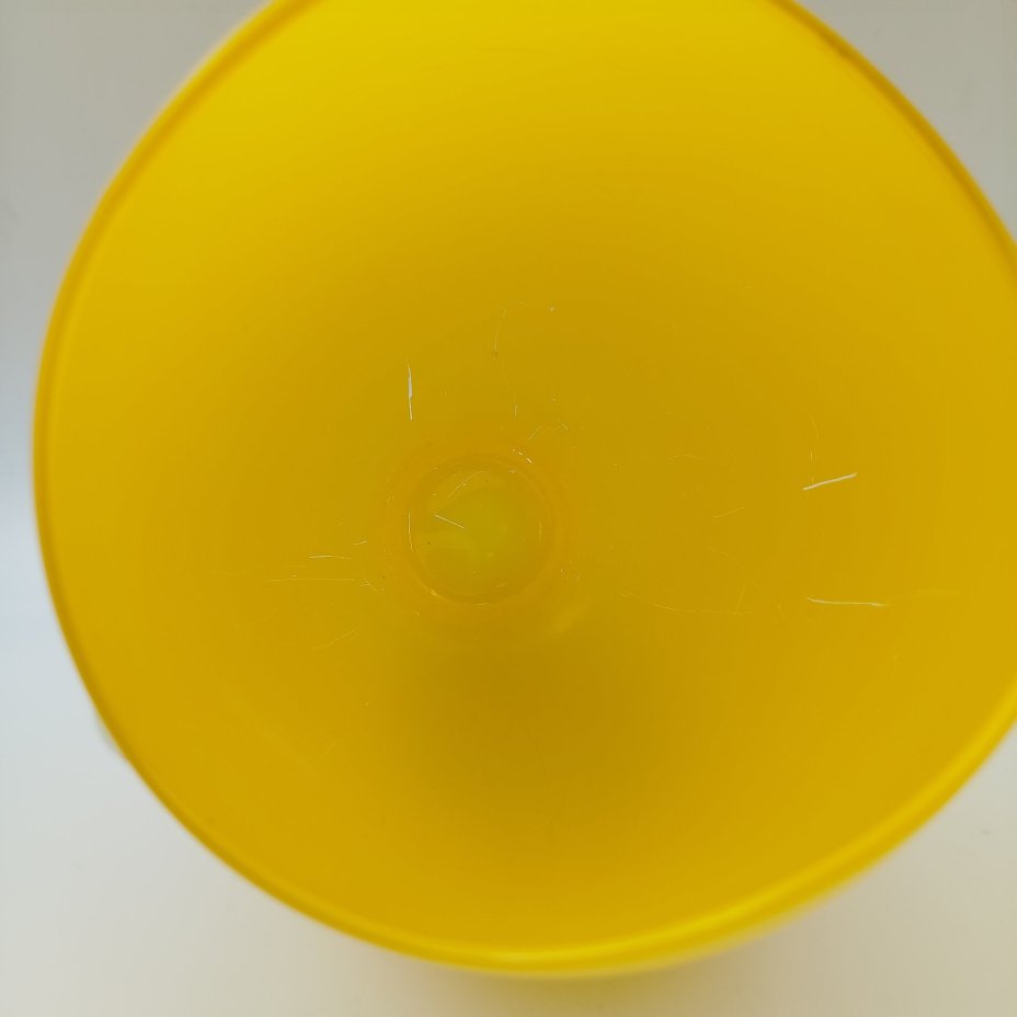 Ваза ярко-желтого цвета в форме яйца