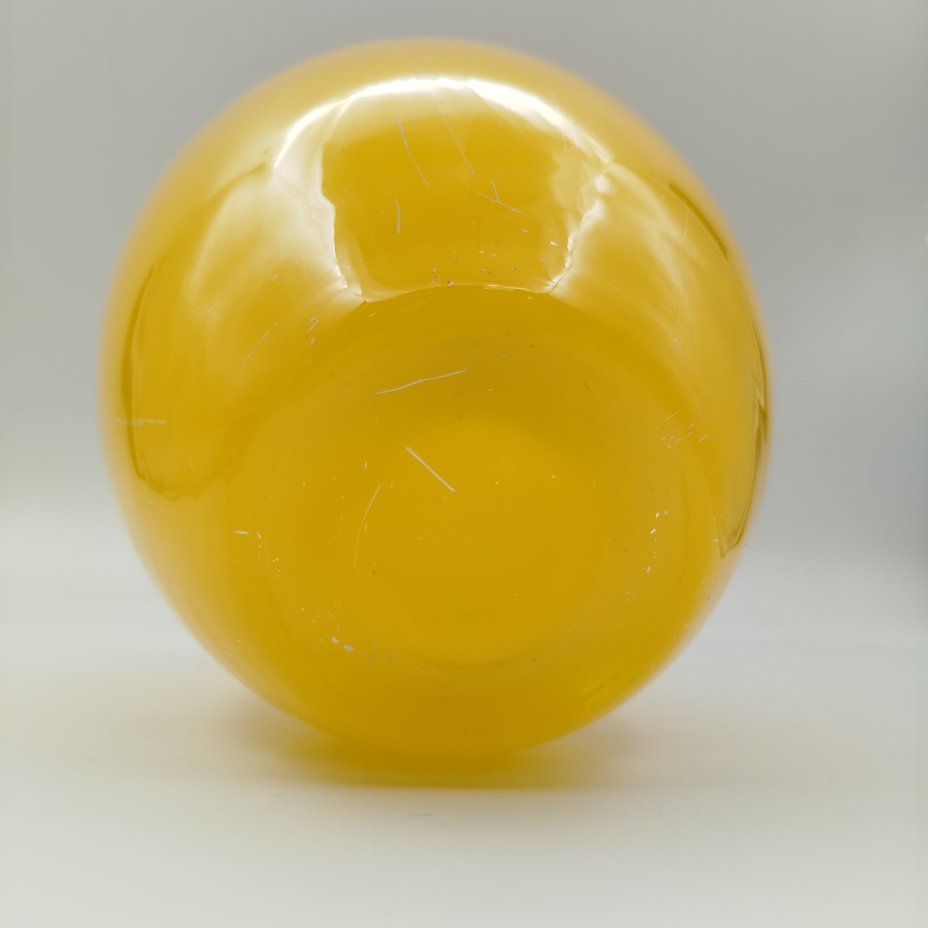 Ваза ярко-желтого цвета в форме яйца