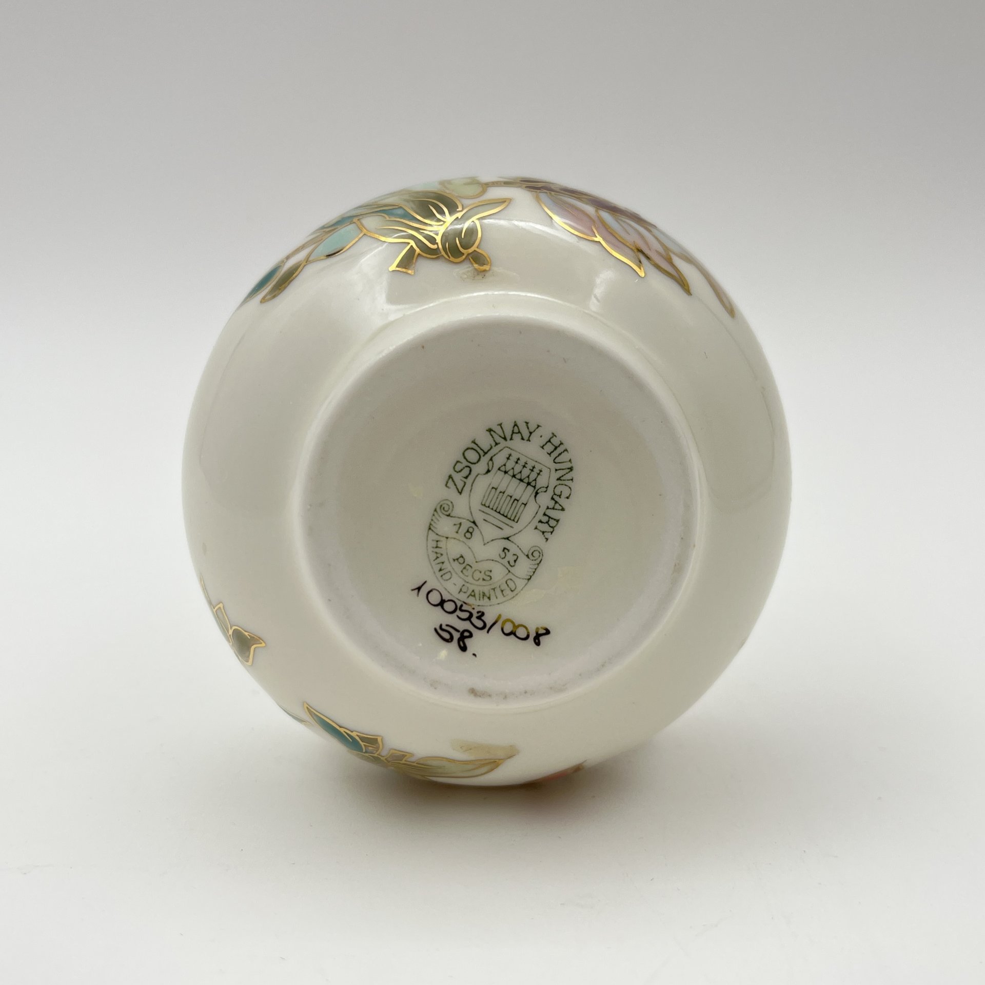 Ваза миниатюрная, украшенная изображением цветов, фарфор, роспись, золочение, Zsolnay, Венгрия, 1980-2000 гг.