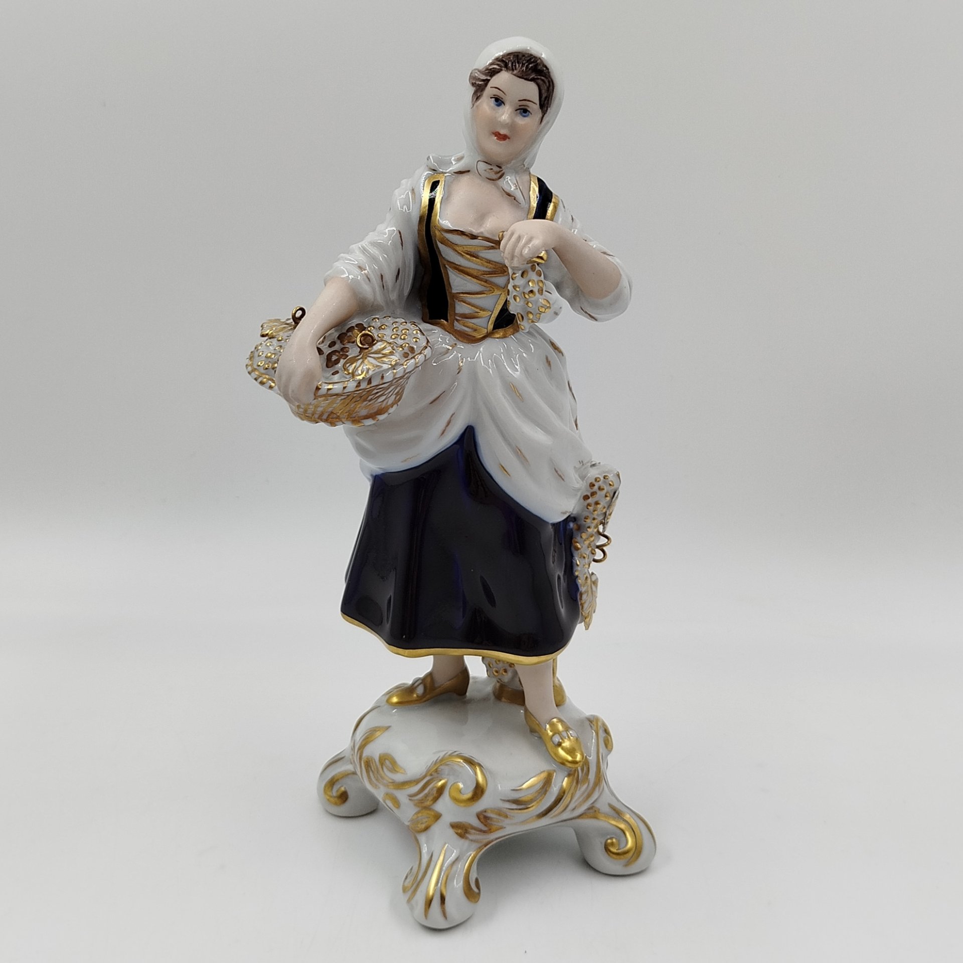 Статуэтка "Девушка с корзиной винограда" ("Сбор урожая"), Royal Dux