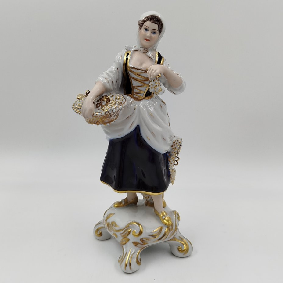 Статуэтка "Девушка с корзиной винограда" ("Сбор урожая"), Royal Dux