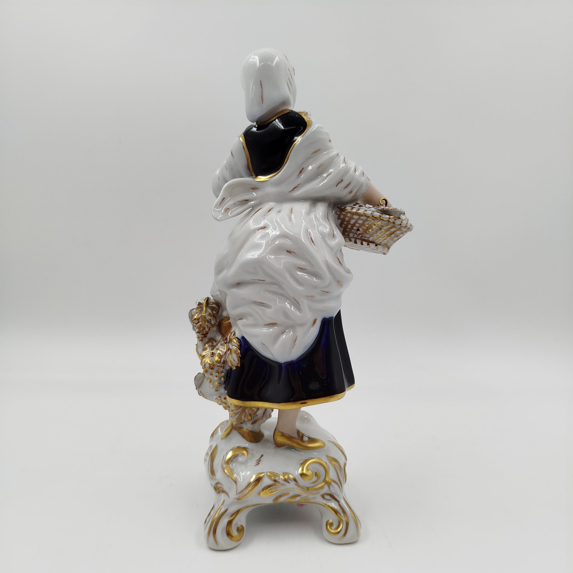 Статуэтка "Девушка с корзиной винограда" ("Сбор урожая"), Royal Dux