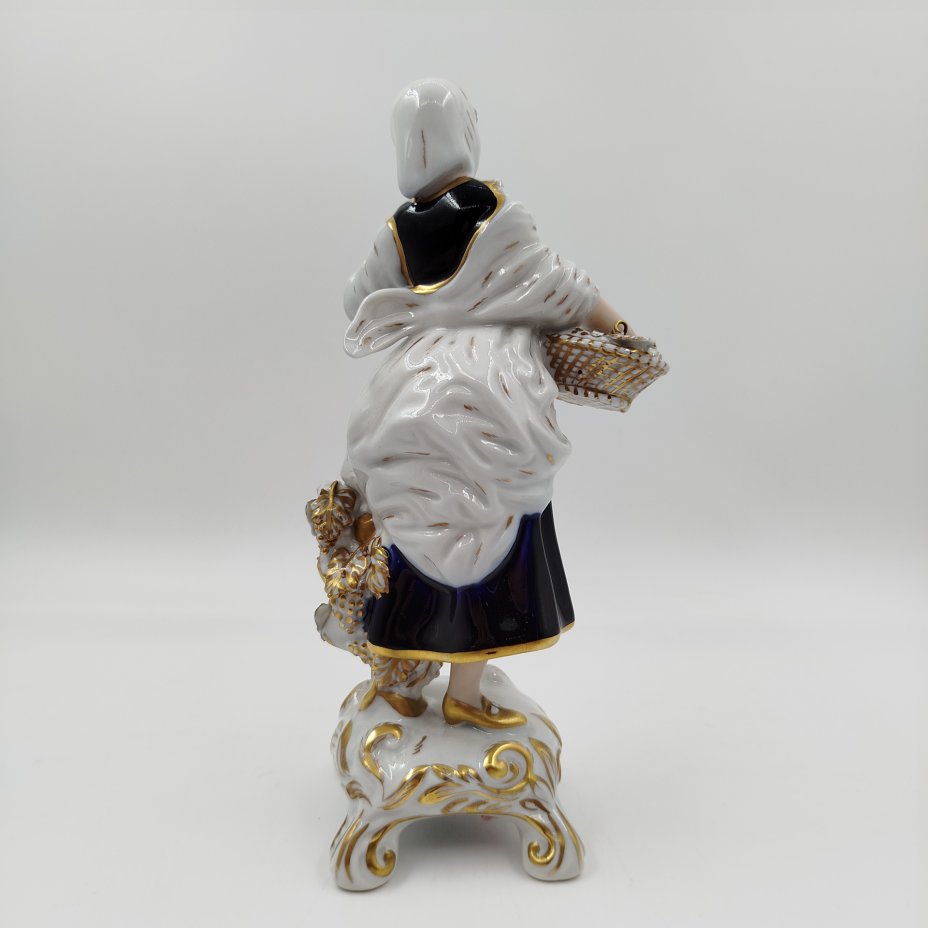 Статуэтка "Девушка с корзиной винограда" ("Сбор урожая"), Royal Dux