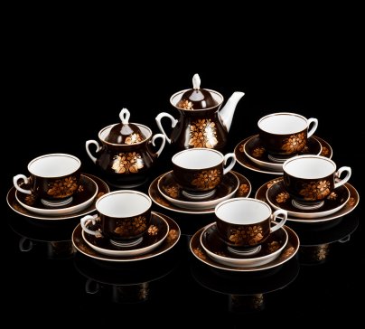 Сервиз чайный коричневого цвета с цветочным декором, на 6 персон (20 предметов), фарфор, крытье, золочение, Минский фарфорово-фаянсовый завод, СССР, 1968-1983 гг.