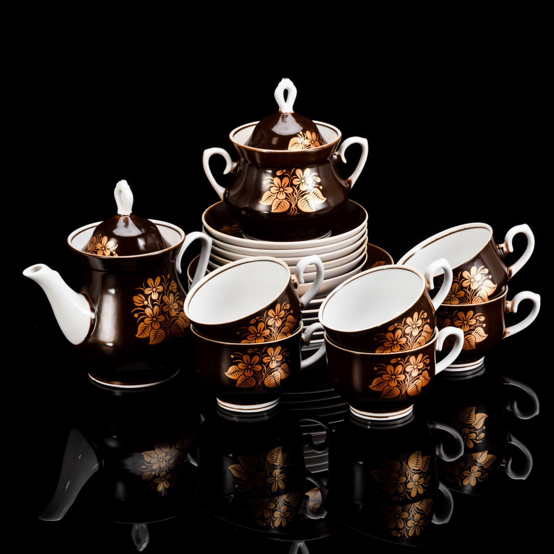 Сервиз чайный коричневого цвета с цветочным декором, на 6 персон (20 предметов), фарфор, крытье, золочение, Минский фарфорово-фаянсовый завод, СССР, 1968-1983 гг.