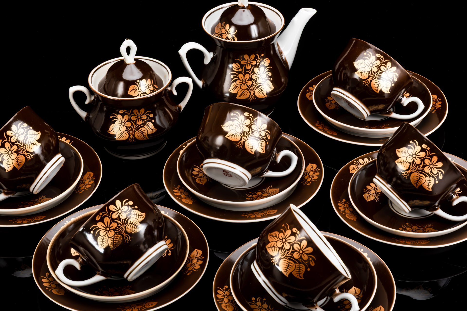 Сервиз чайный коричневого цвета с цветочным декором, на 6 персон (20 предметов), фарфор, крытье, золочение, Минский фарфорово-фаянсовый завод, СССР, 1968-1983 гг.