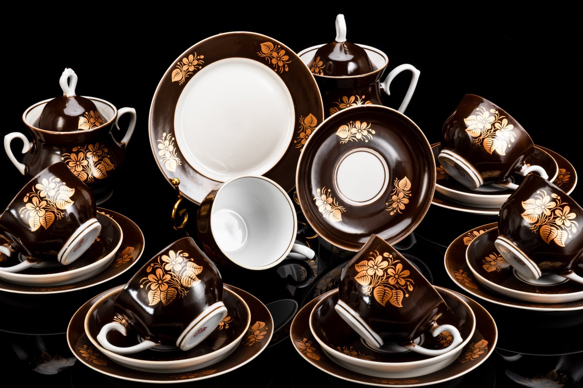 Сервиз чайный коричневого цвета с цветочным декором, на 6 персон (20 предметов), фарфор, крытье, золочение, Минский фарфорово-фаянсовый завод, СССР, 1968-1983 гг.