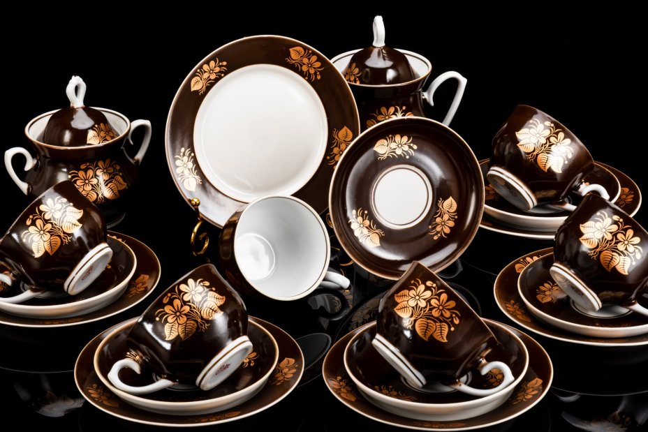 Сервиз чайный коричневого цвета с цветочным декором, на 6 персон (20 предметов), фарфор, крытье, золочение, Минский фарфорово-фаянсовый завод, СССР, 1968-1983 гг.