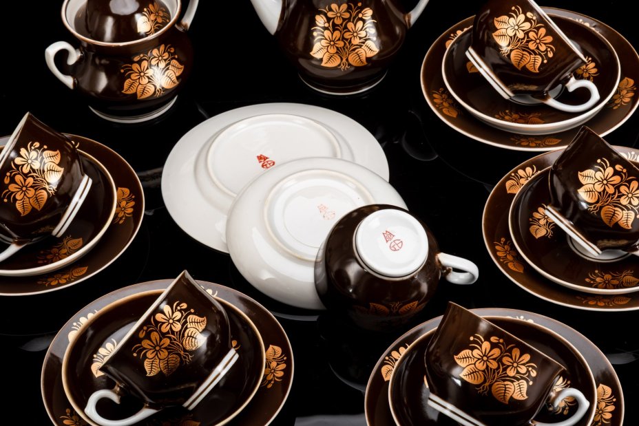 Сервиз чайный коричневого цвета с цветочным декором, на 6 персон (20 предметов), фарфор, крытье, золочение, Минский фарфорово-фаянсовый завод, СССР, 1968-1983 гг.