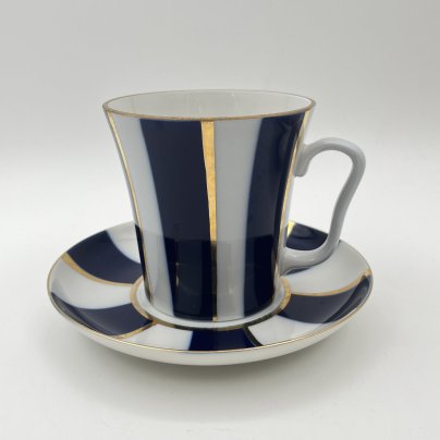 Бокал с блюдцем "Кобальтовые полосы", автор рисунка Г.Д.Шуляк, форма "Ленинградский", автор формы Э.М. Криммер, фарфор, кобальт, золочение, Ленинградский фарфоровый завод (ЛФЗ), Российская Федерация, 1991-2010 гг.
