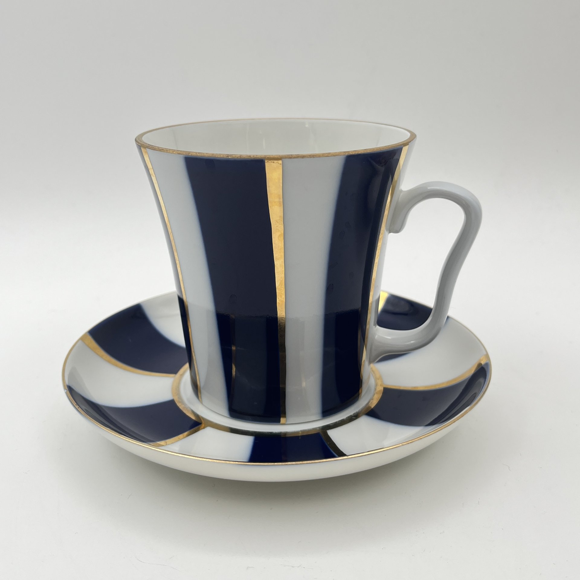 Бокал с блюдцем "Кобальтовые полосы", автор рисунка Г.Д.Шуляк, форма "Ленинградский", автор формы Э.М. Криммер, фарфор, кобальт, золочение, Ленинградский фарфоровый завод (ЛФЗ), Российская Федерация, 1991-2010 гг.