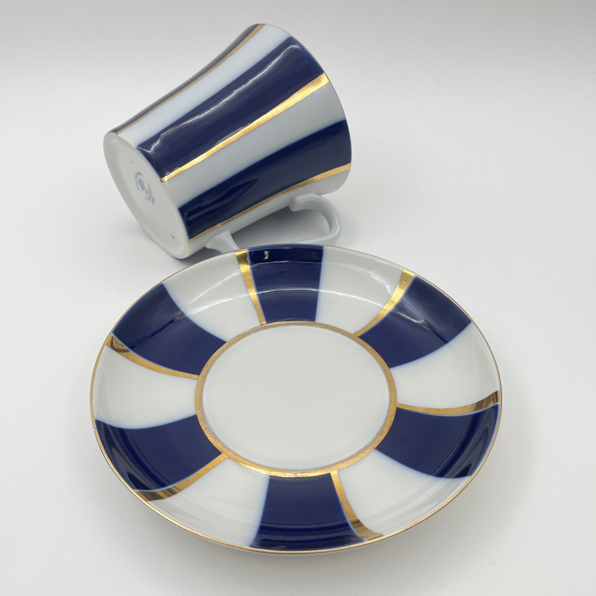 Бокал с блюдцем "Кобальтовые полосы", автор рисунка Г.Д.Шуляк, форма "Ленинградский", автор формы Э.М. Криммер, фарфор, кобальт, золочение, Ленинградский фарфоровый завод (ЛФЗ), Российская Федерация, 1991-2010 гг.