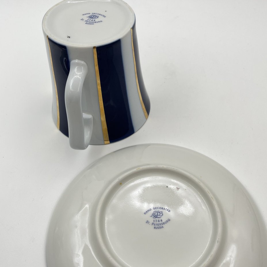 Бокал с блюдцем "Кобальтовые полосы", автор рисунка Г.Д.Шуляк, форма "Ленинградский", автор формы Э.М. Криммер, фарфор, кобальт, золочение, Ленинградский фарфоровый завод (ЛФЗ), Российская Федерация, 1991-2010 гг.
