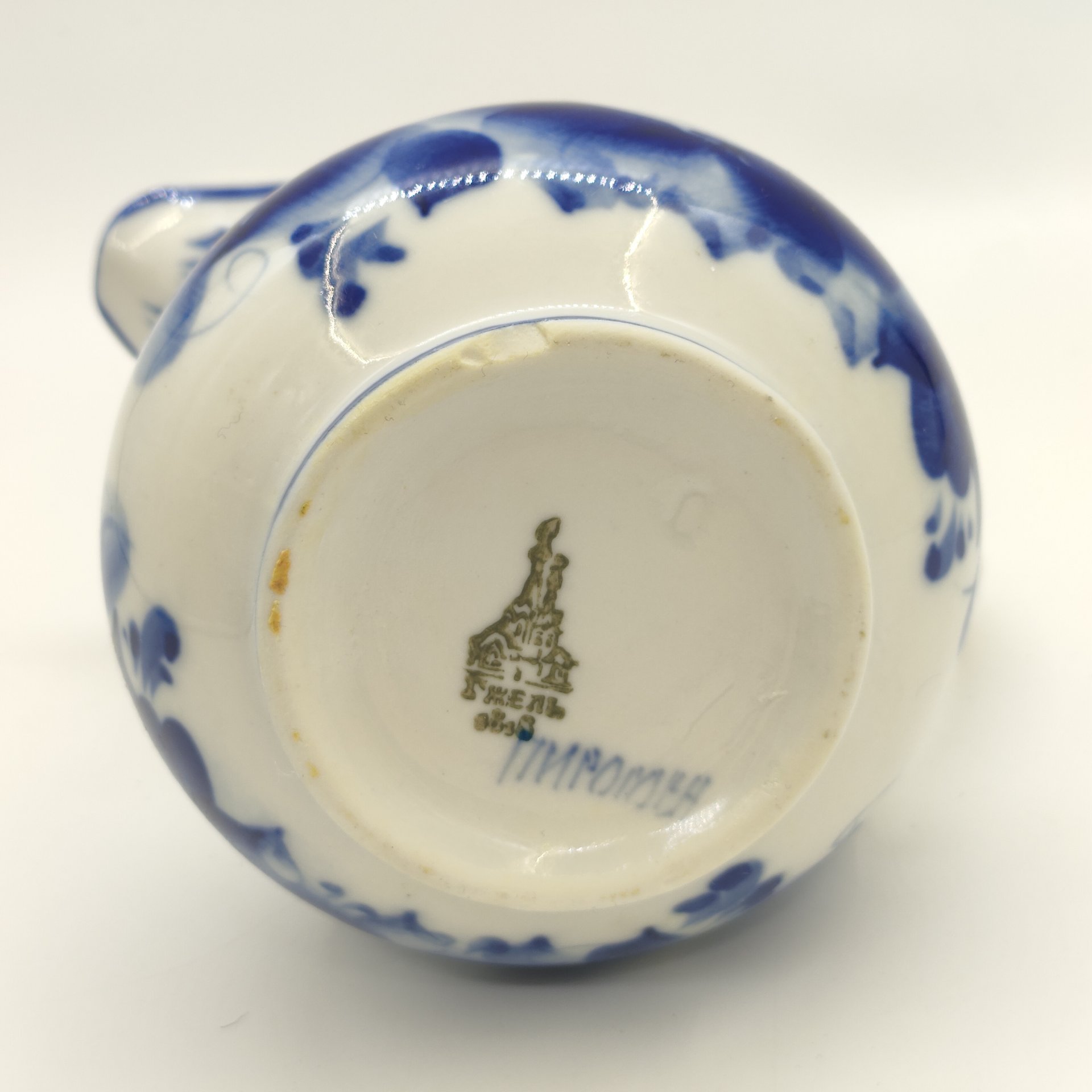 Молочник (сливочник) с цветочным декором, росп. Пирогова, Гжель, фарфор, роспись, Россия, 1990-2000 гг.