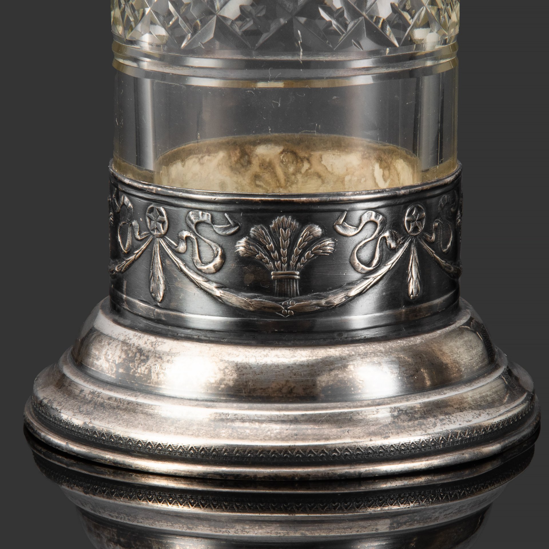 Ваза с декором в виде гирлянд, украшенных звездами и колосьями, металл, серебрение, хрусталь, СССР, 1940-1960 гг.