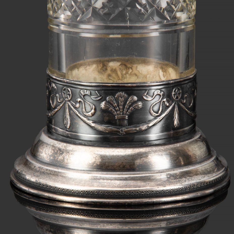 Ваза с декором в виде гирлянд, украшенных звездами и колосьями