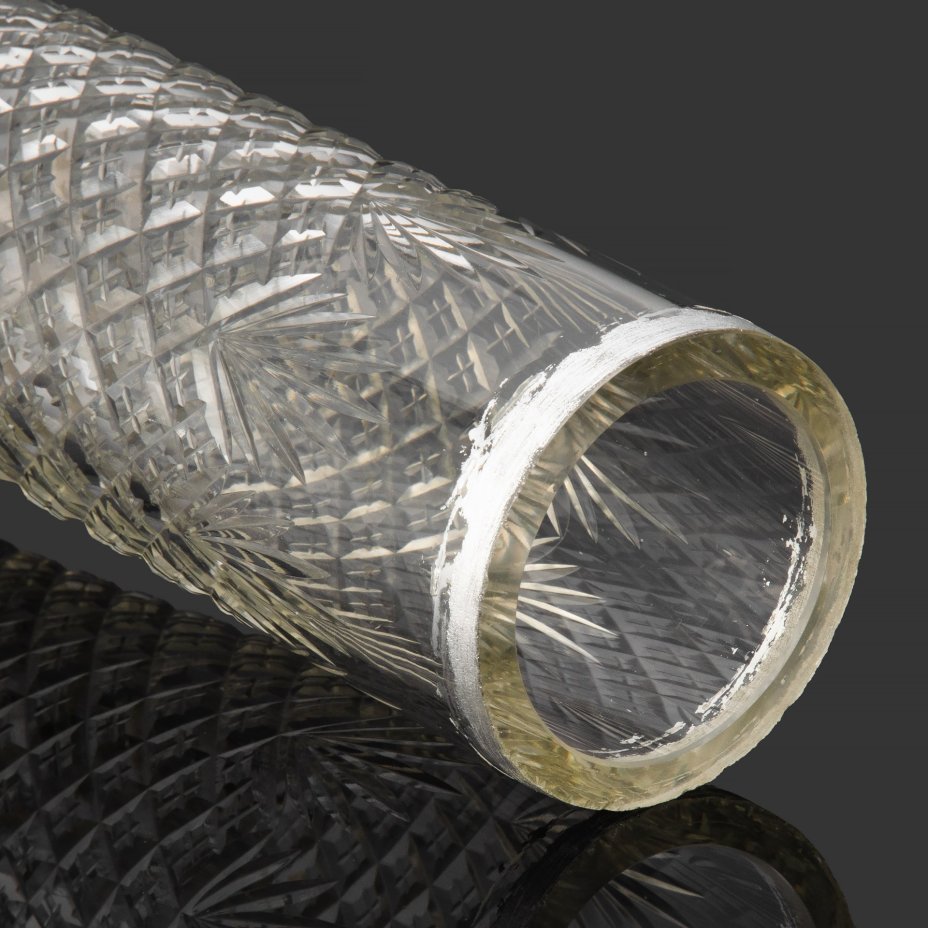 Ваза с декором в виде гирлянд, украшенных звездами и колосьями