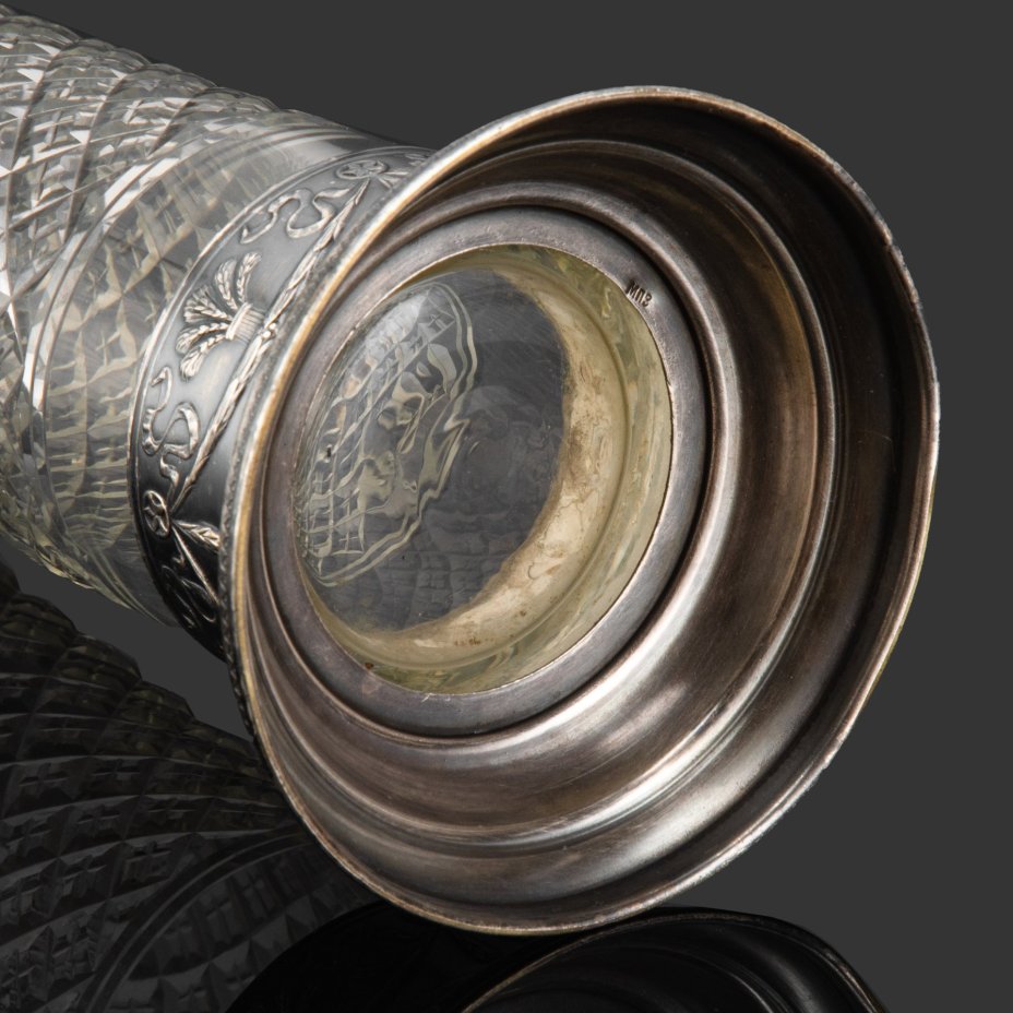 Ваза с декором в виде гирлянд, украшенных звездами и колосьями