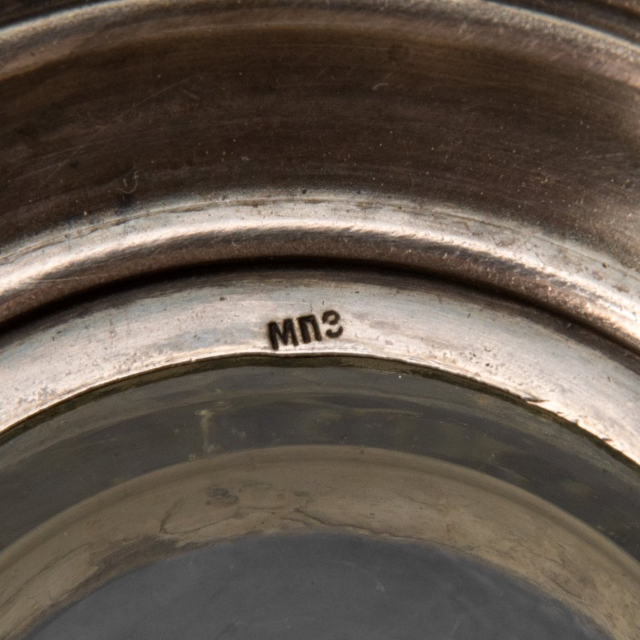 Ваза с декором в виде гирлянд, украшенных звездами и колосьями