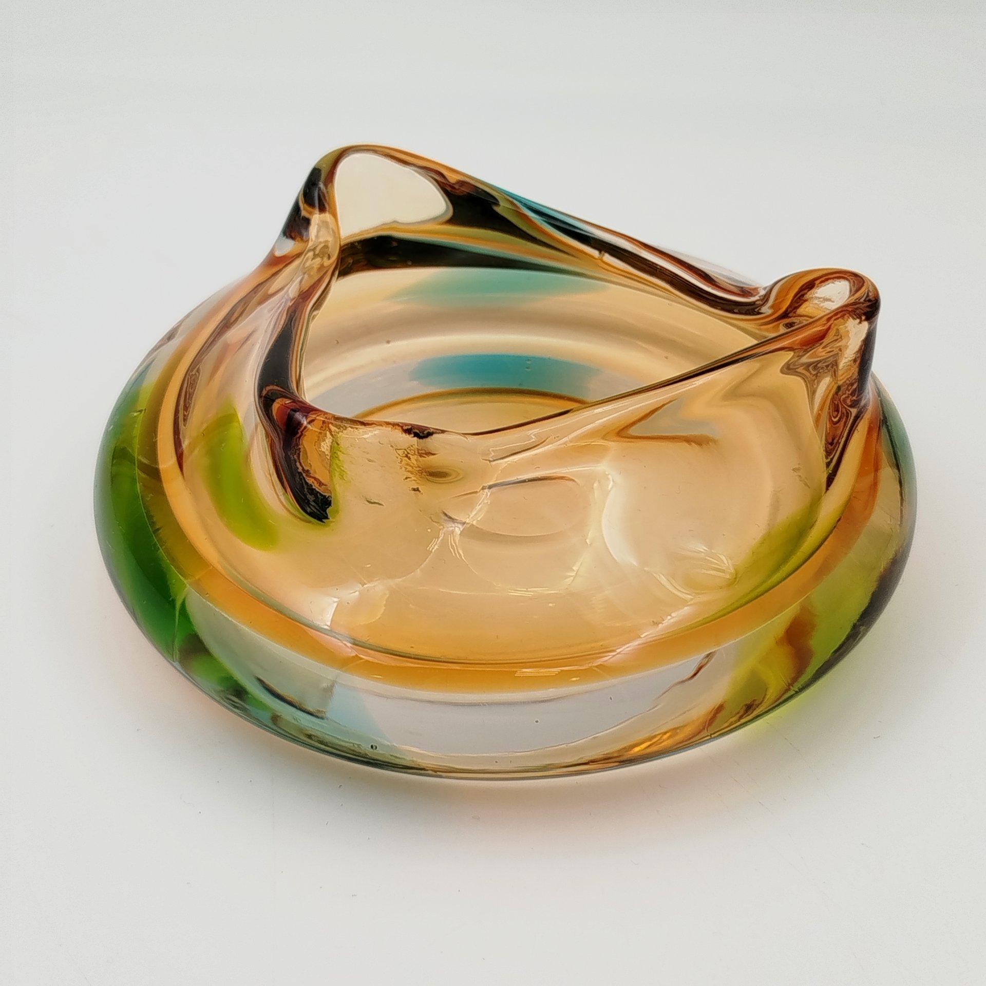 Пепельница необычной формы в янтарно-зелёной гамме