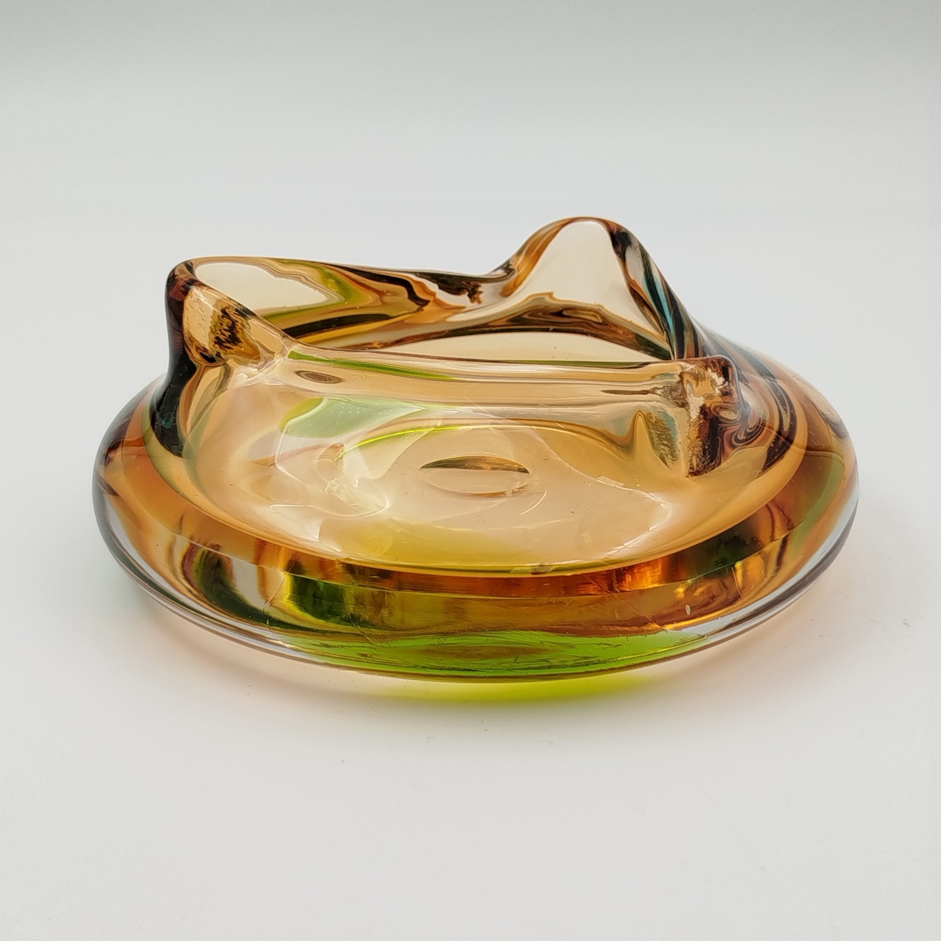 Пепельница необычной формы в янтарно-зелёной гамме