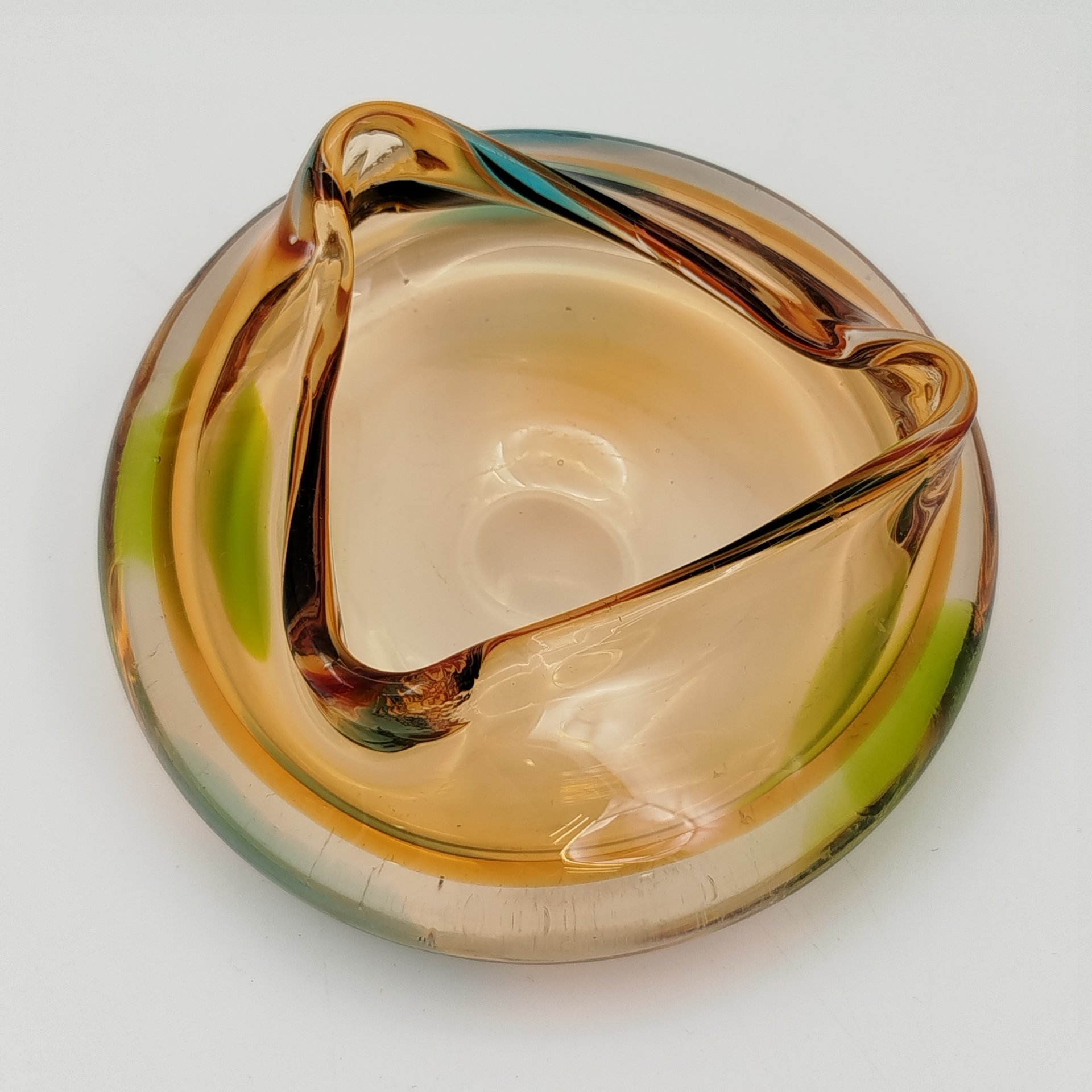 Пепельница необычной формы в янтарно-зелёной гамме