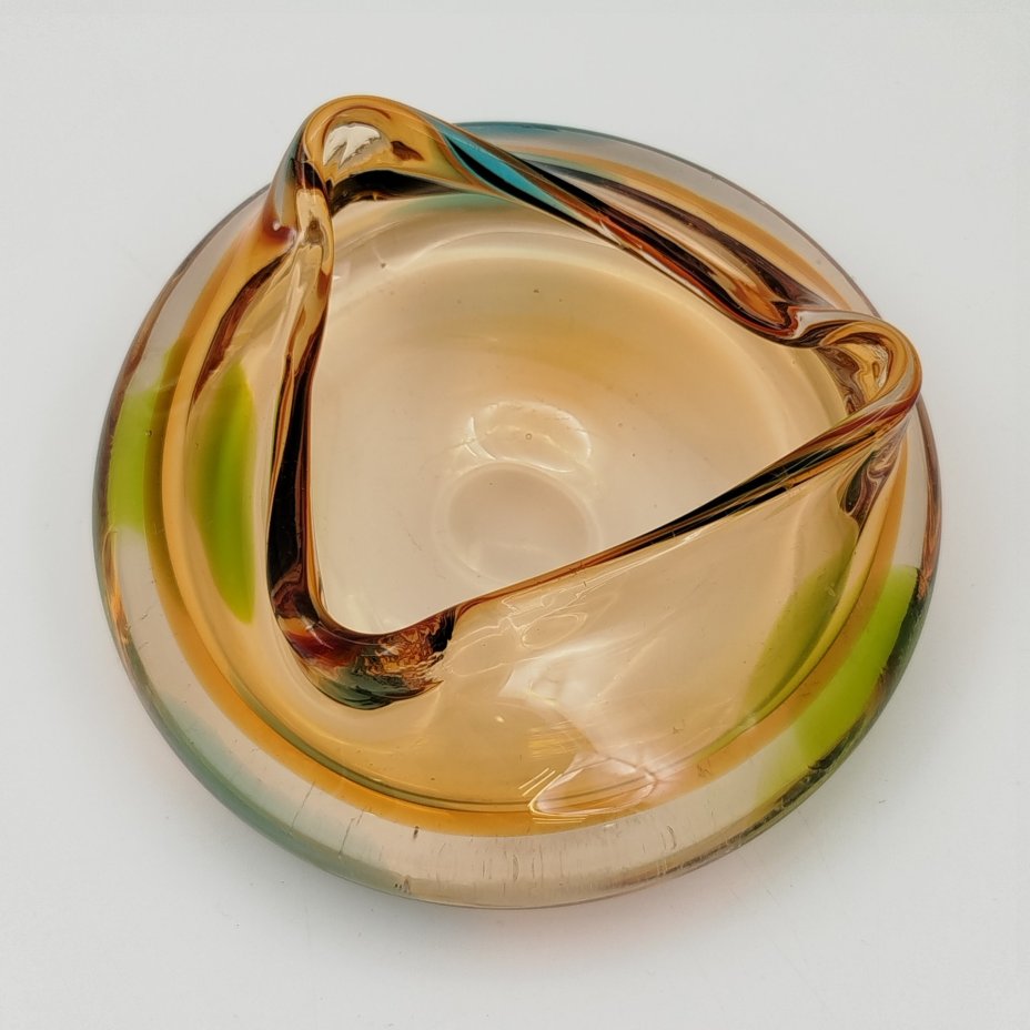 Пепельница необычной формы в янтарно-зелёной гамме