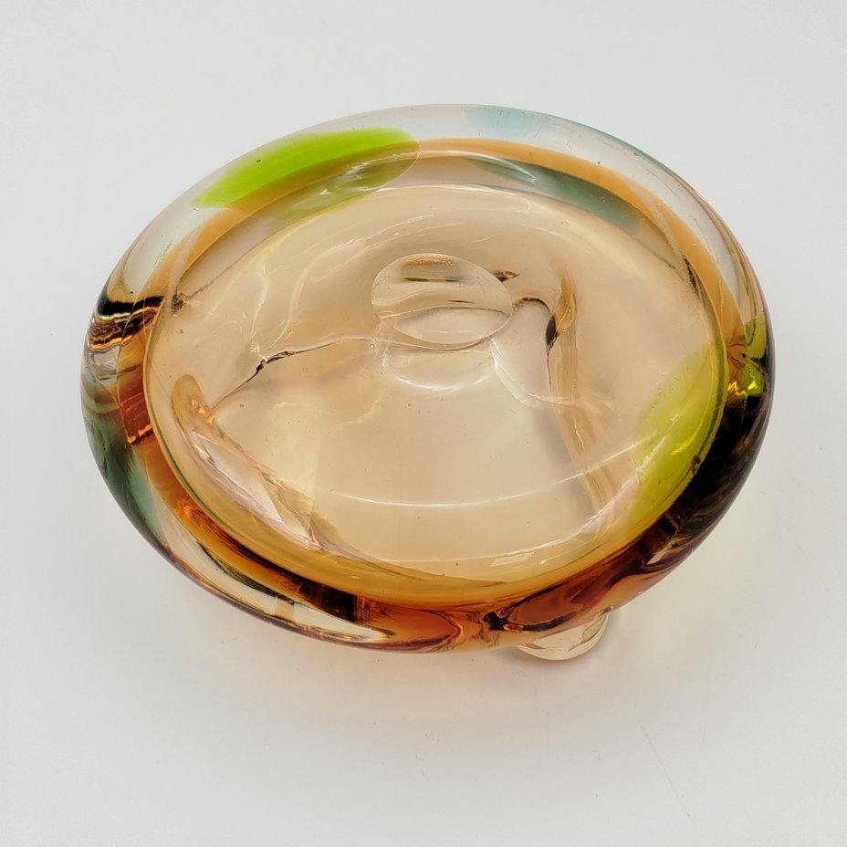 Пепельница необычной формы в янтарно-зелёной гамме