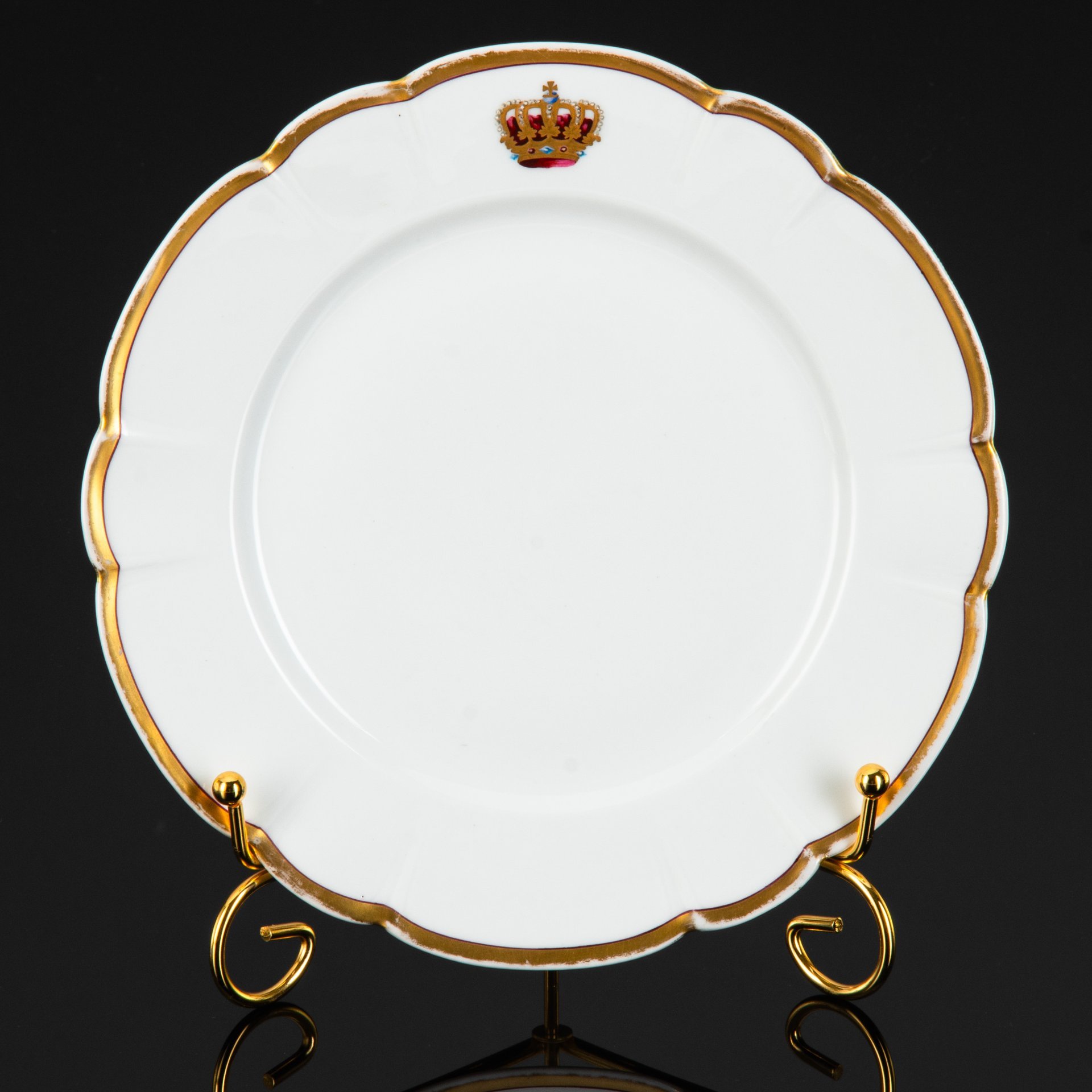Тарелка с монограммой под королевской короной, фарфор, крытье, роспись, золочение, цировка, Martial Redon, Франция, 1882-1896 гг.
