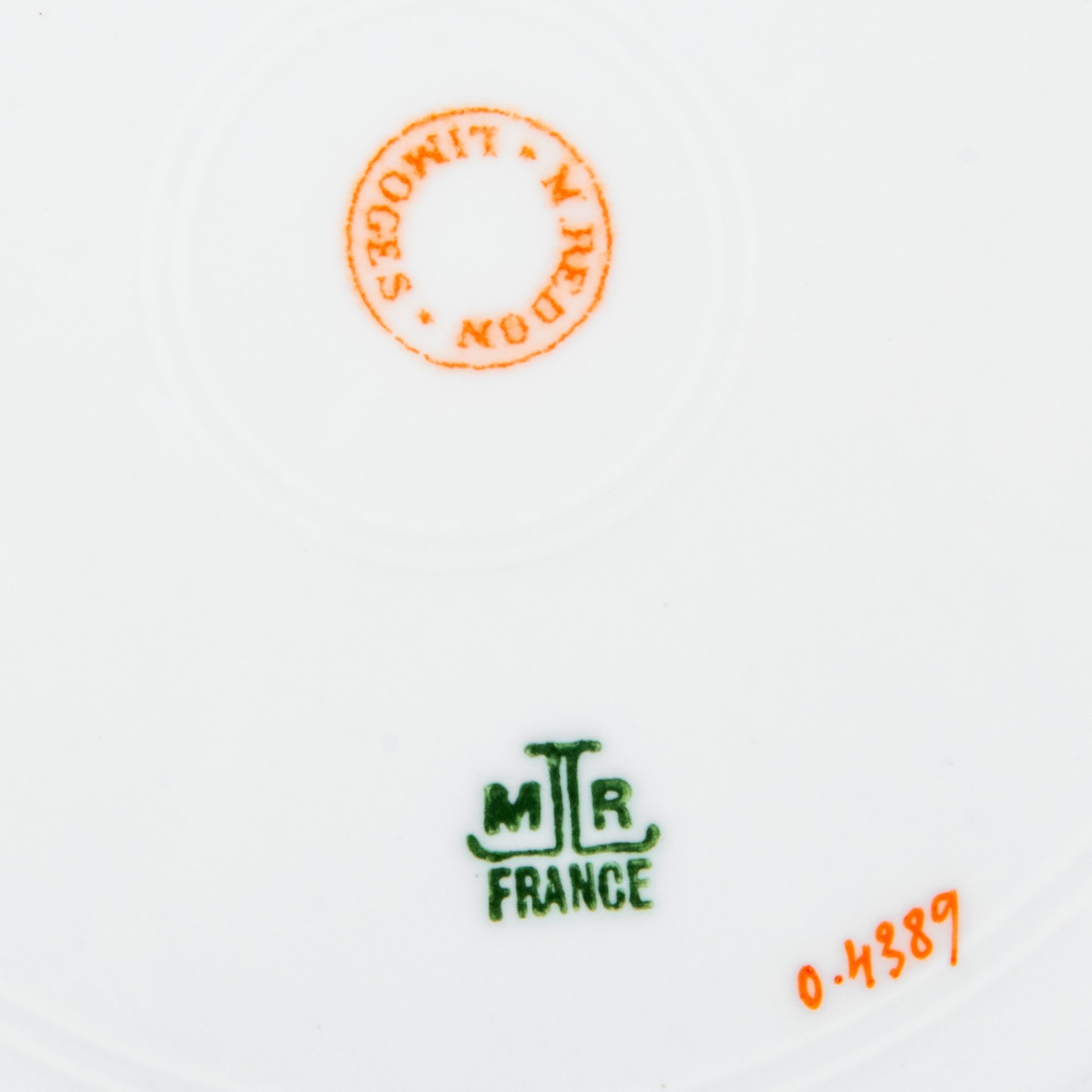 Тарелка с монограммой под королевской короной, фарфор, крытье, роспись, золочение, цировка, Martial Redon, Франция, 1882-1896 гг.