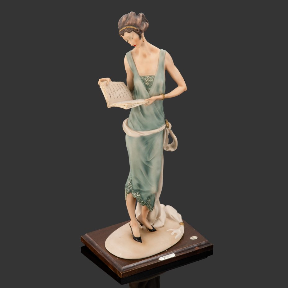 Статуэтка на деревянной подставке в стиле Art Deco?  "Леди, читающая книгу", Venusarte, бисквит, крашение, Португалия, 1980-2000 гг.